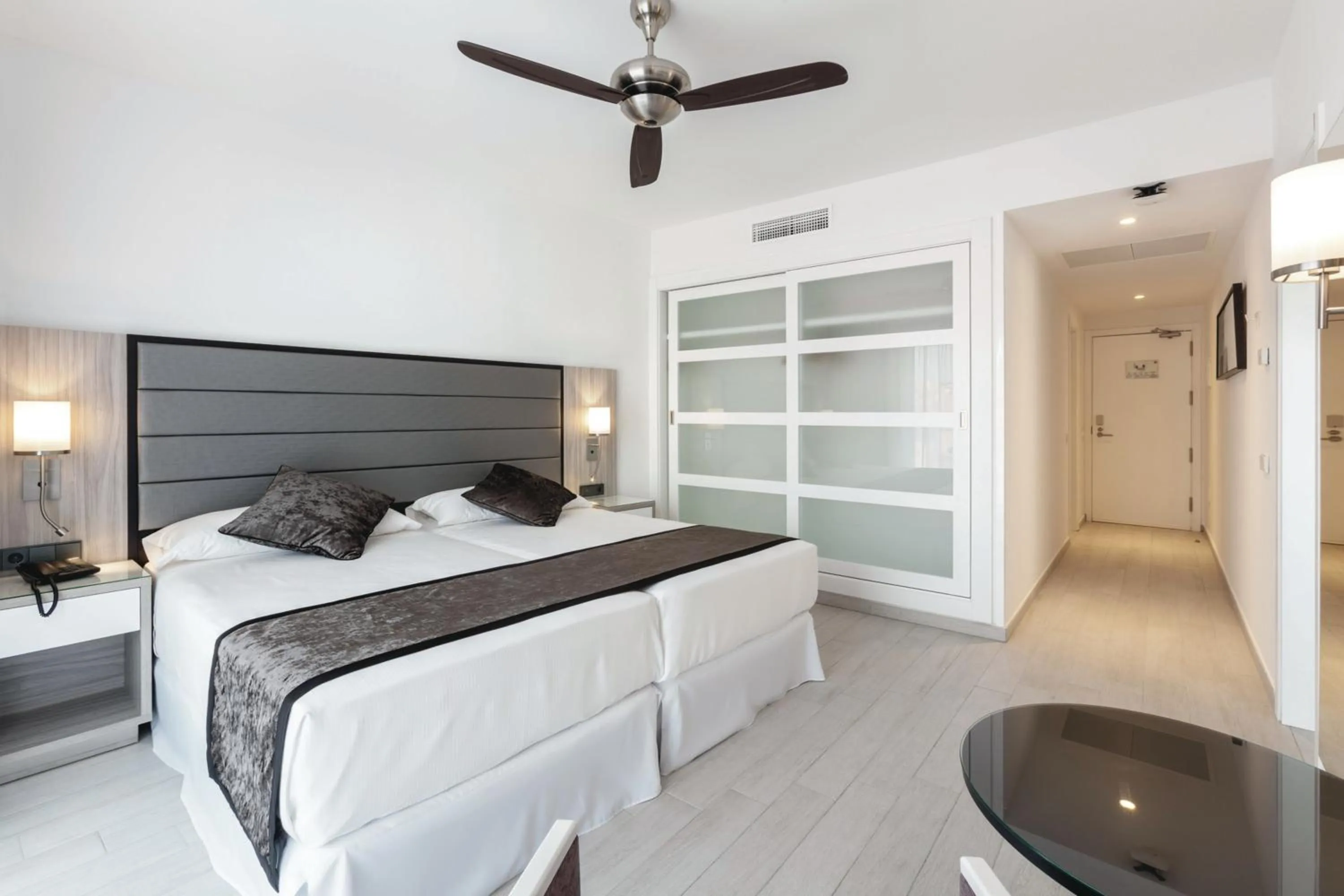 Photo of the whole room, Bed in Hotel Riu Palace Tenerife