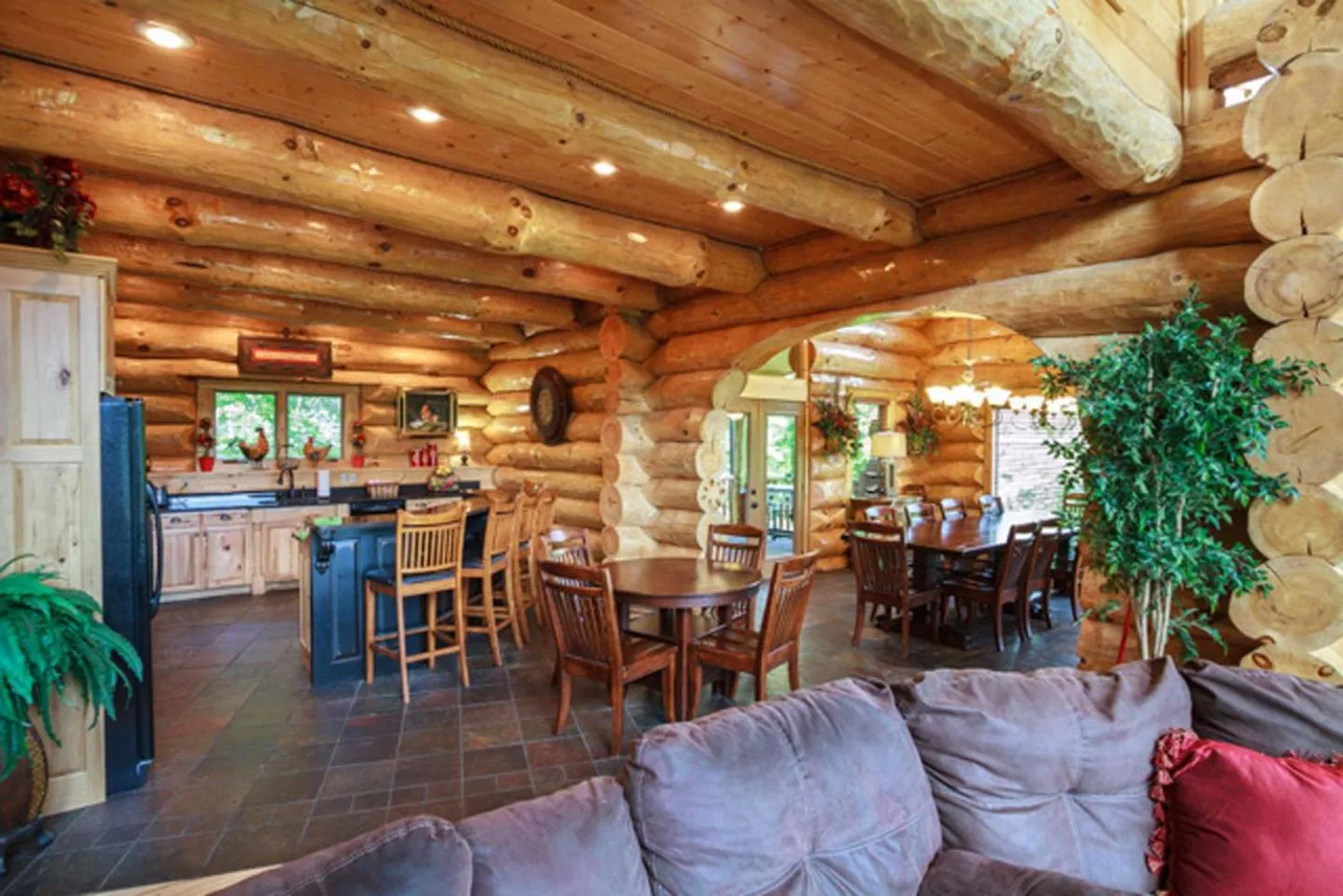 Dining area in Big Bear Ridge Lodge - Breathtaking mountain views and private forest scenes in amazing large log cabin