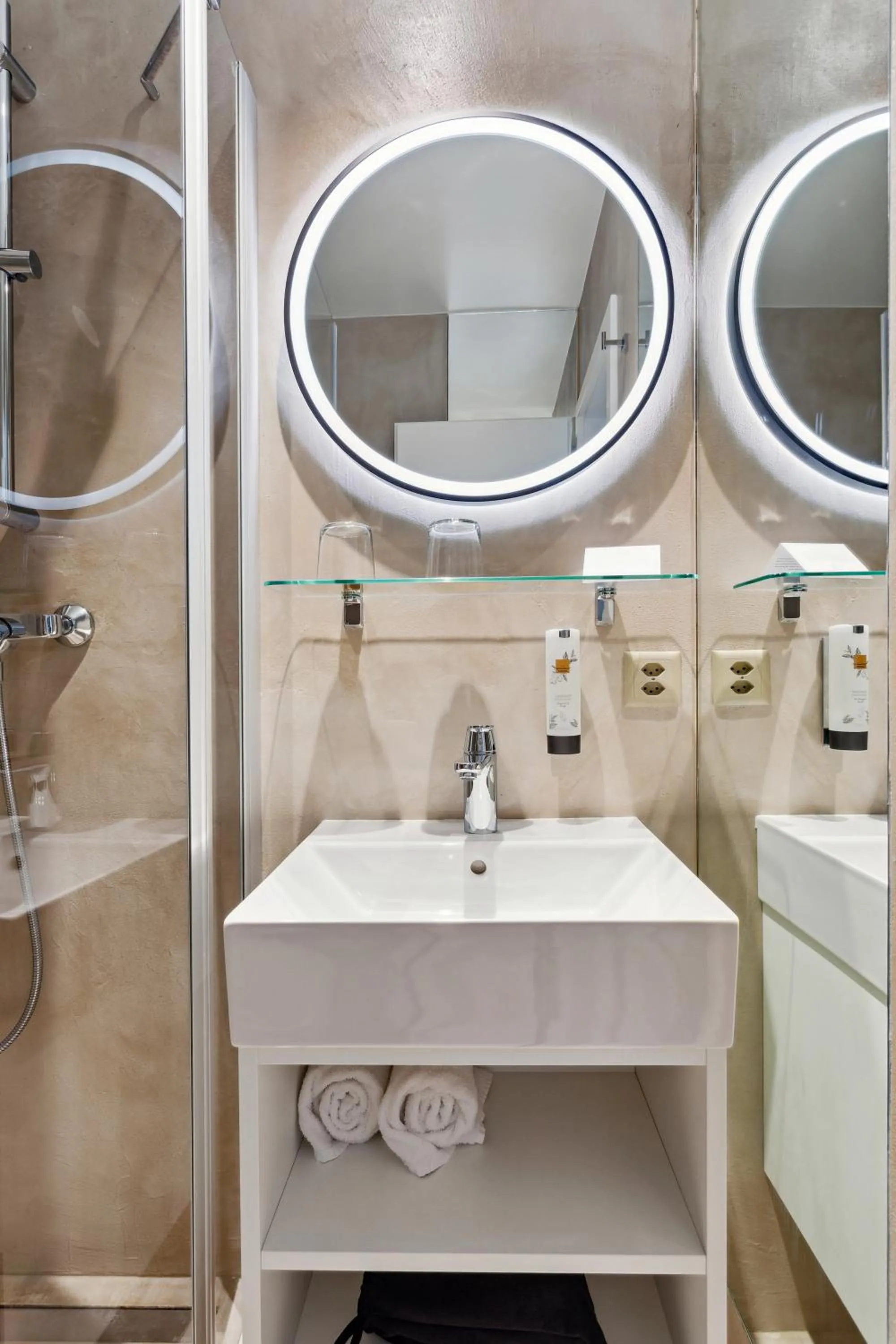 Bathroom in Hôtel de la Couronne