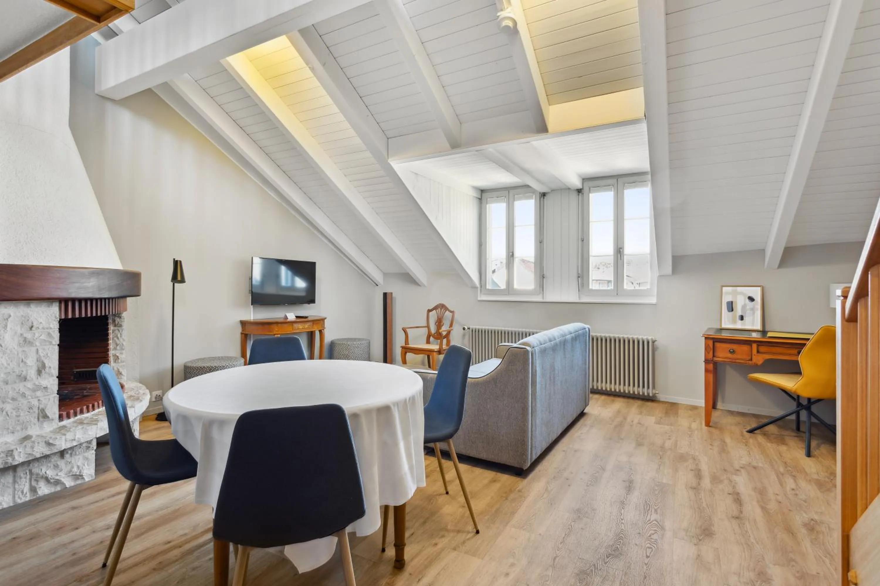 Communal lounge/ TV room, Bed in Hôtel de la Couronne