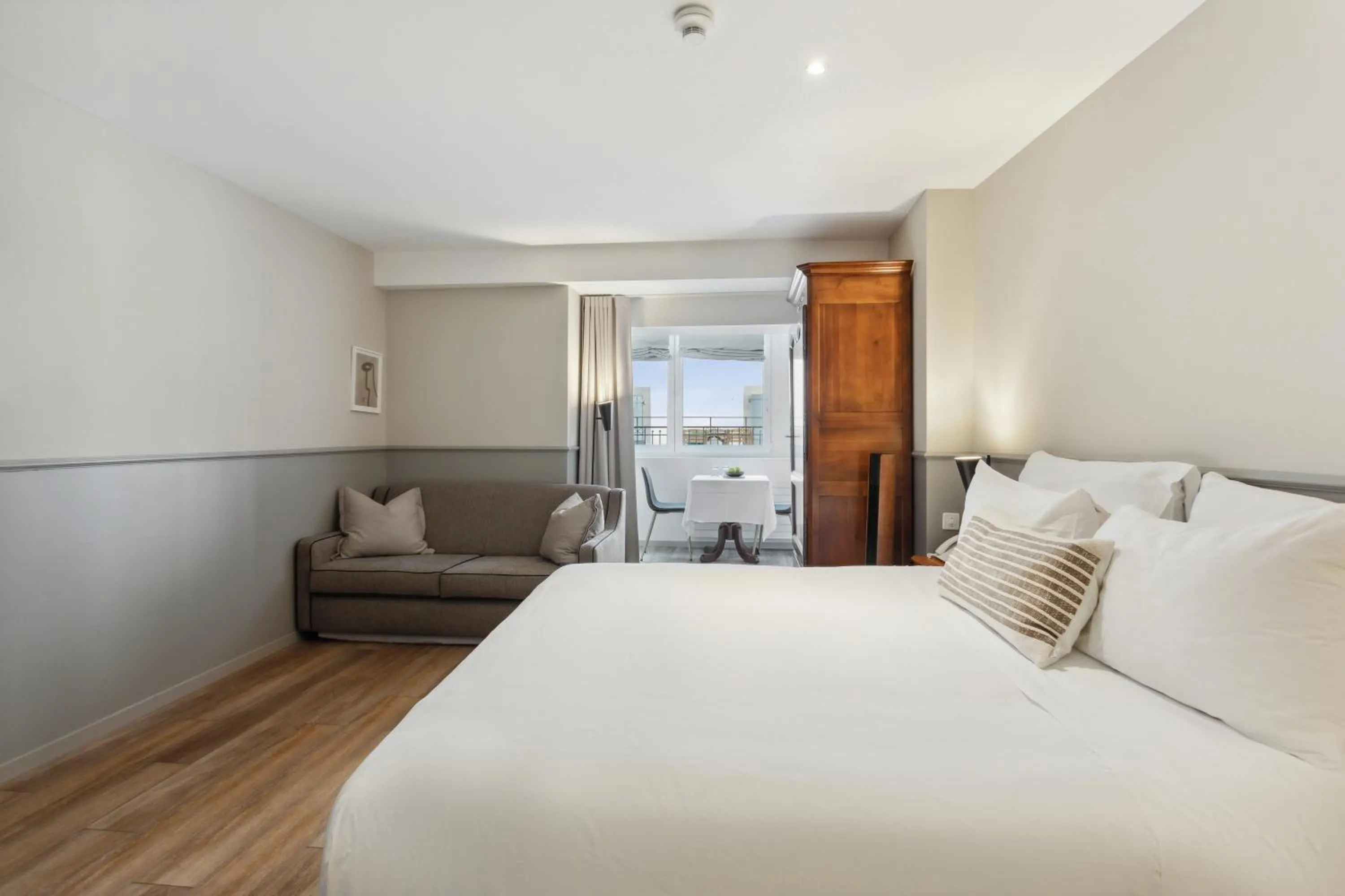 Bed in Hôtel de la Couronne