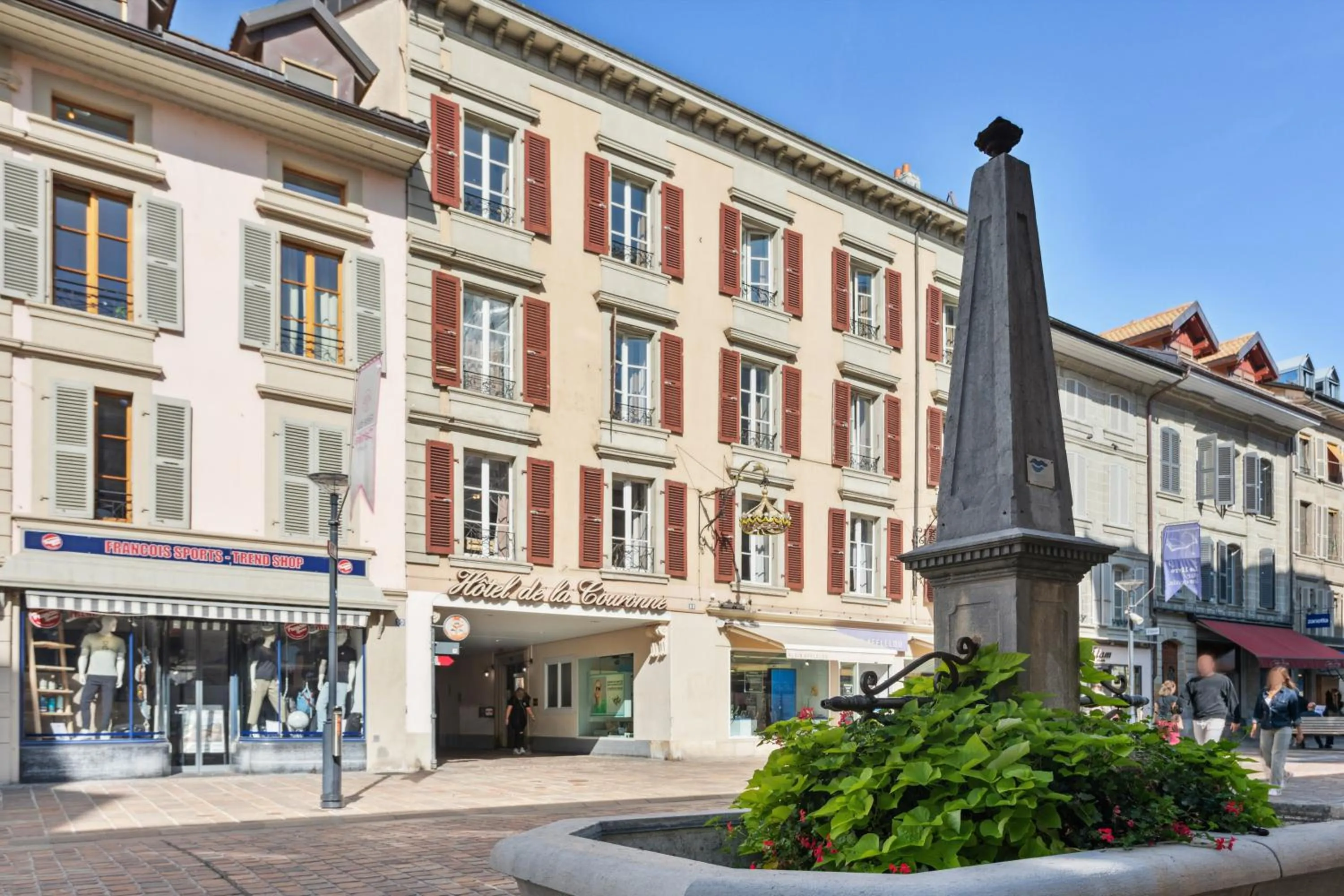 Property building in Hôtel de la Couronne