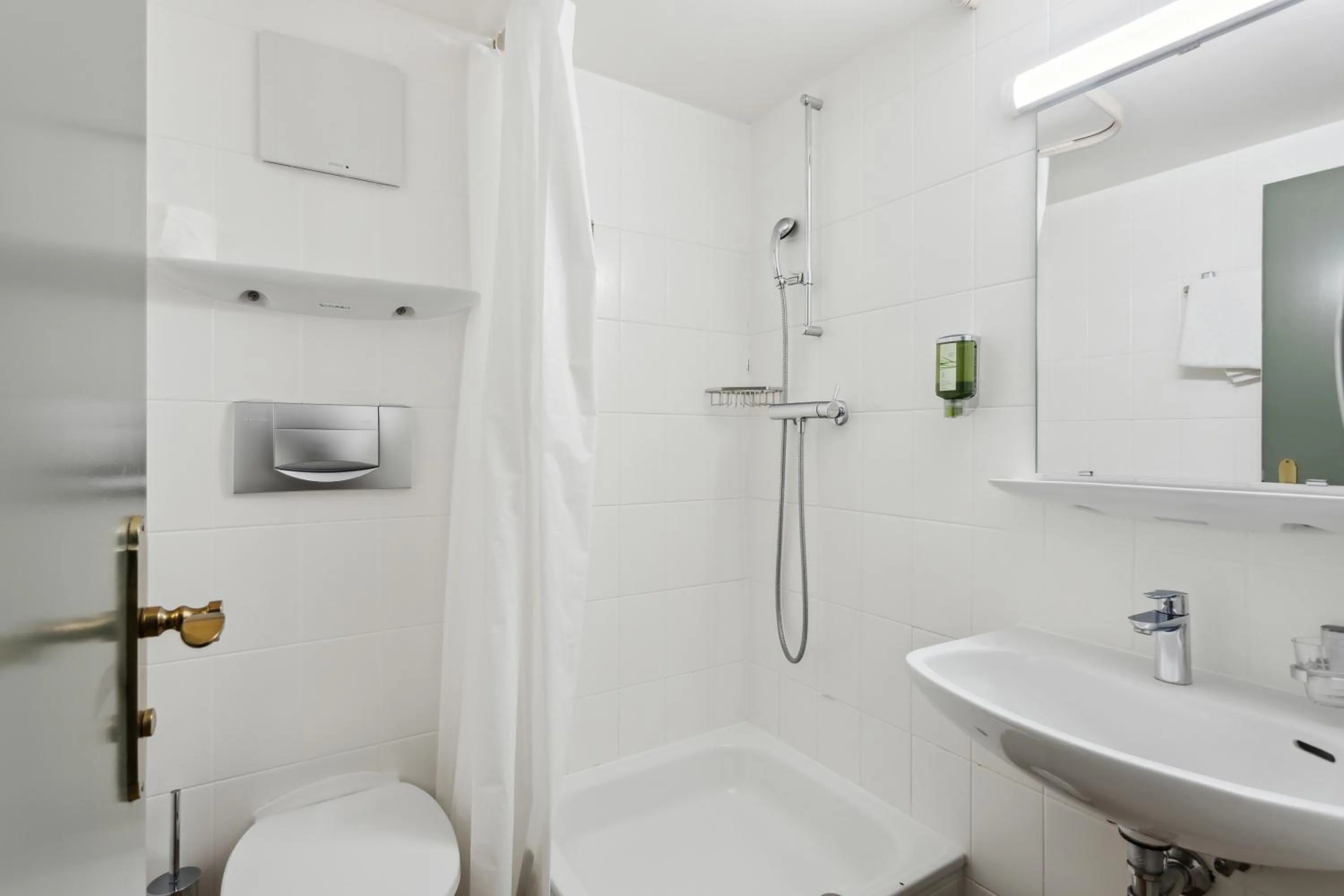 Shower in Hôtel de la Couronne