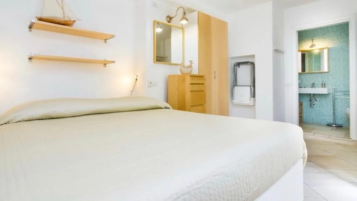 Bathroom, Bed in Carloforte Bellavista