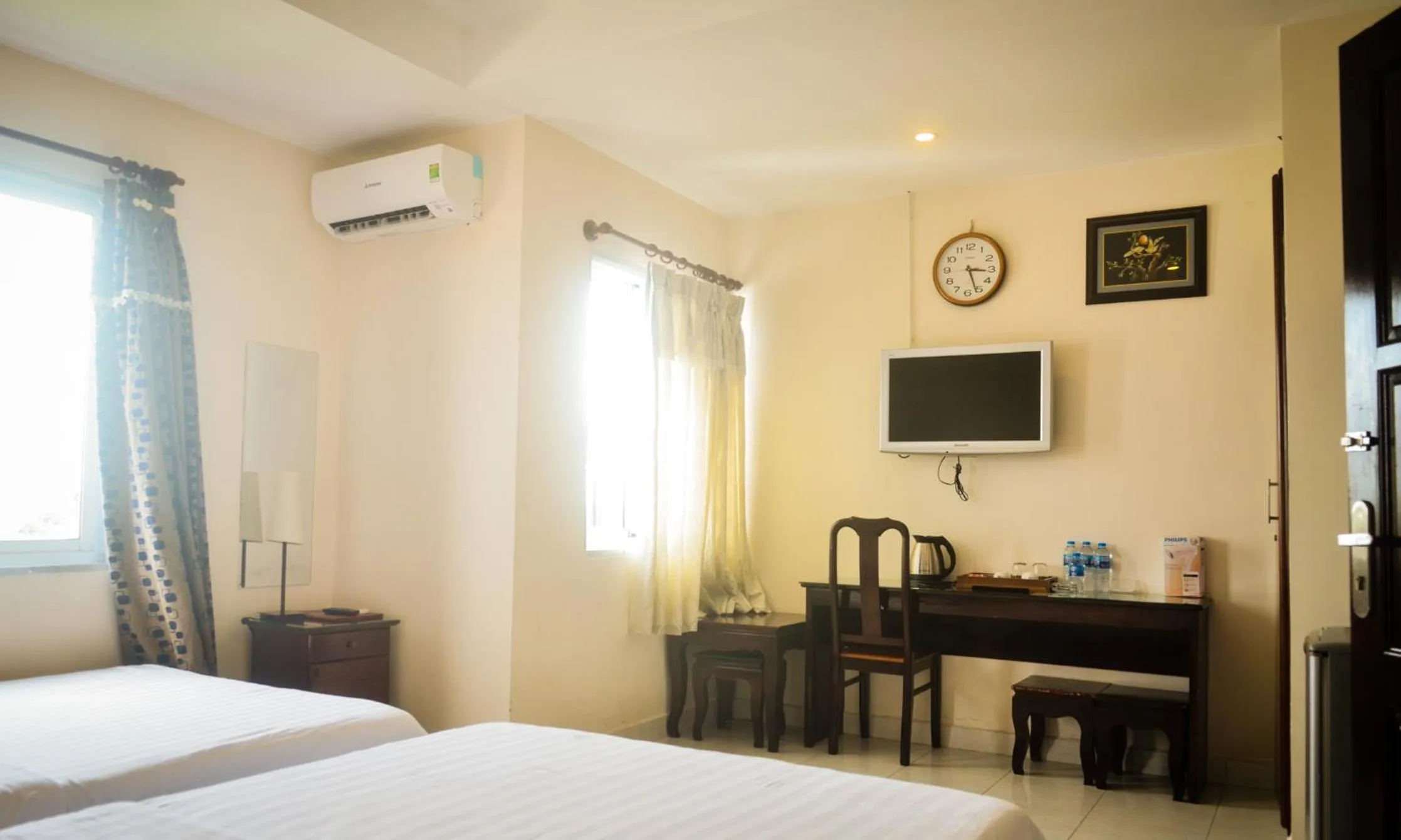 Bed, TV/Entertainment Center in Thanh Binh Hotel