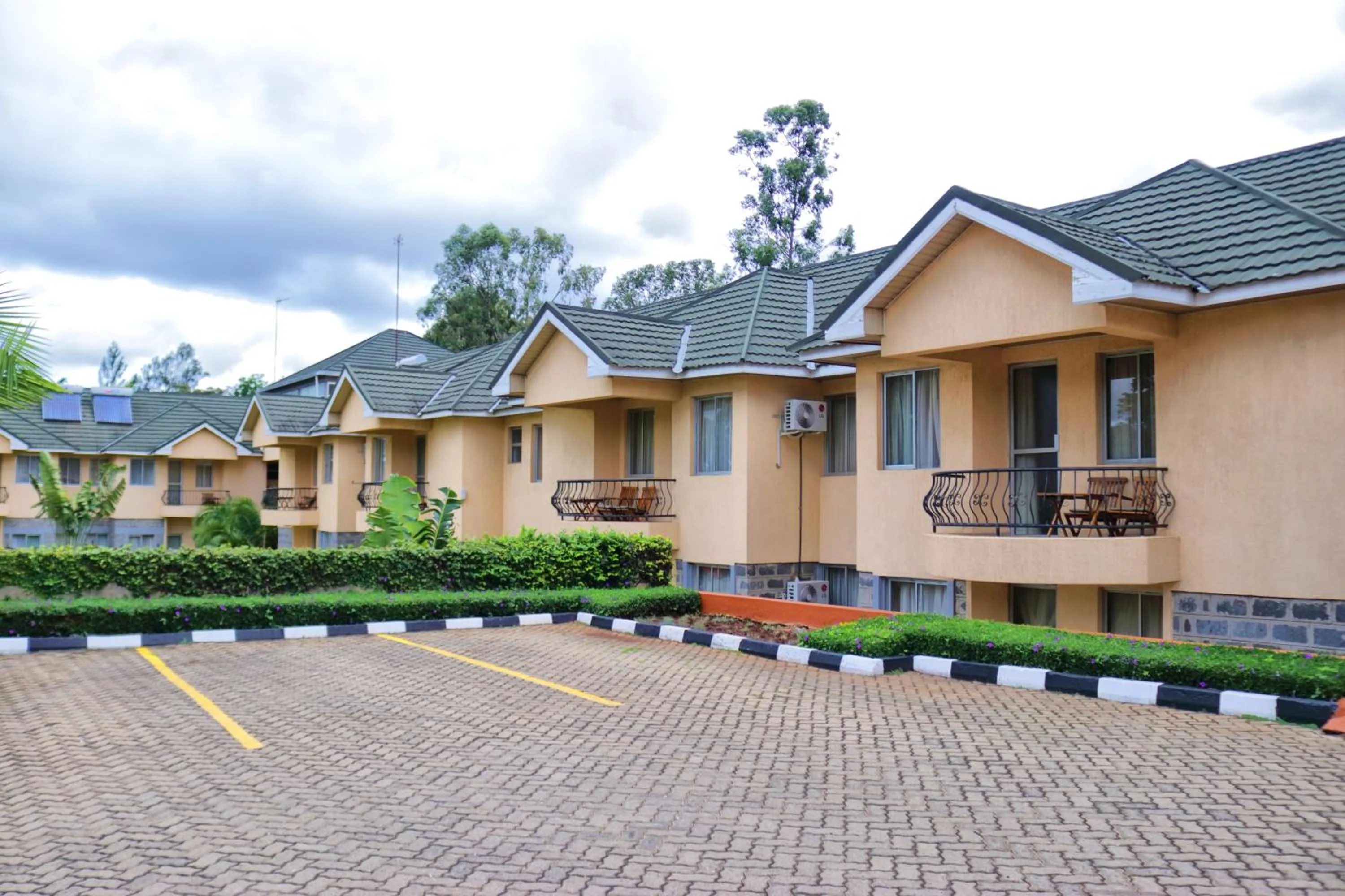 Property building in Longview Suites Hotel