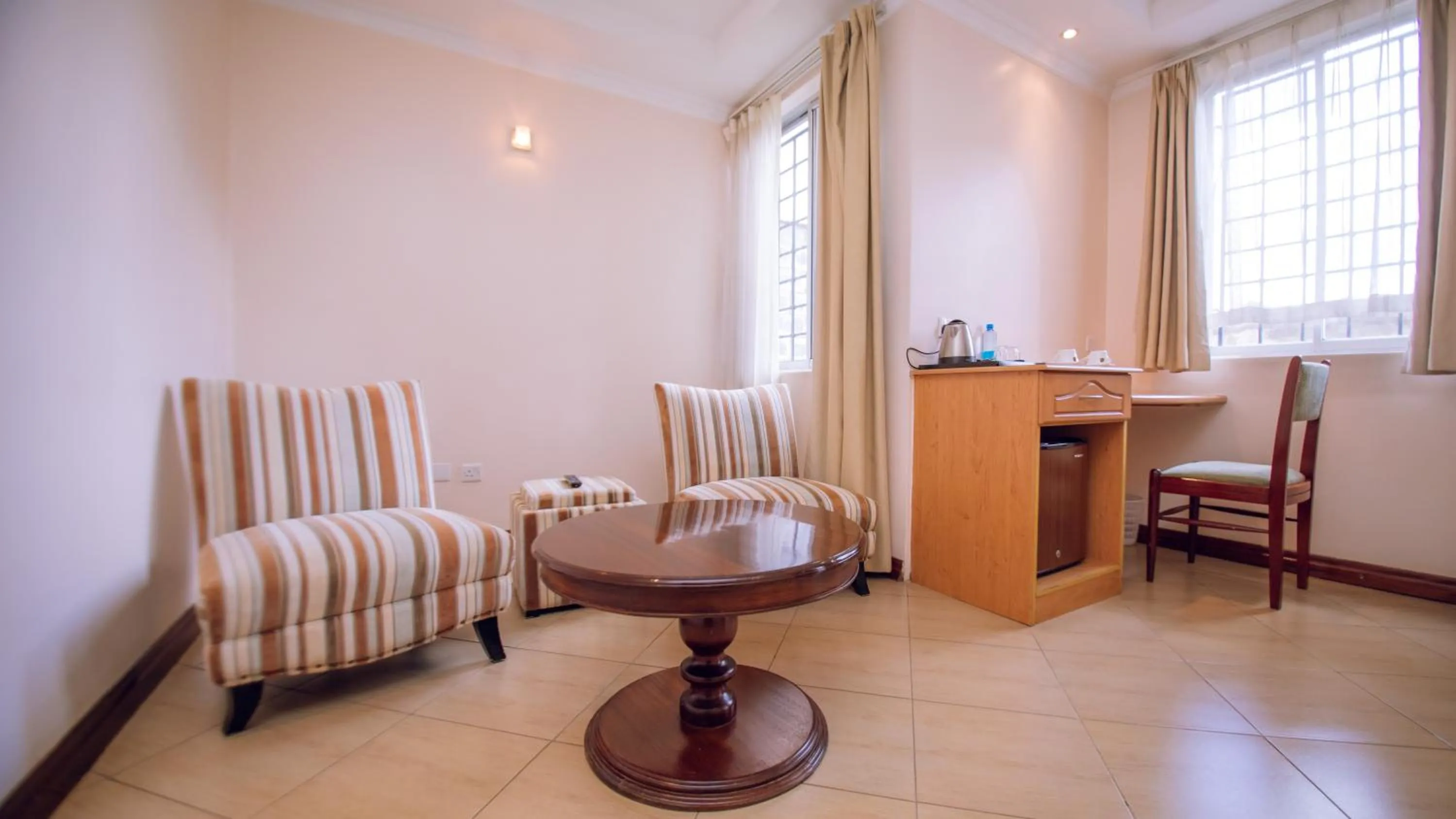 Seating area in Longview Suites Hotel