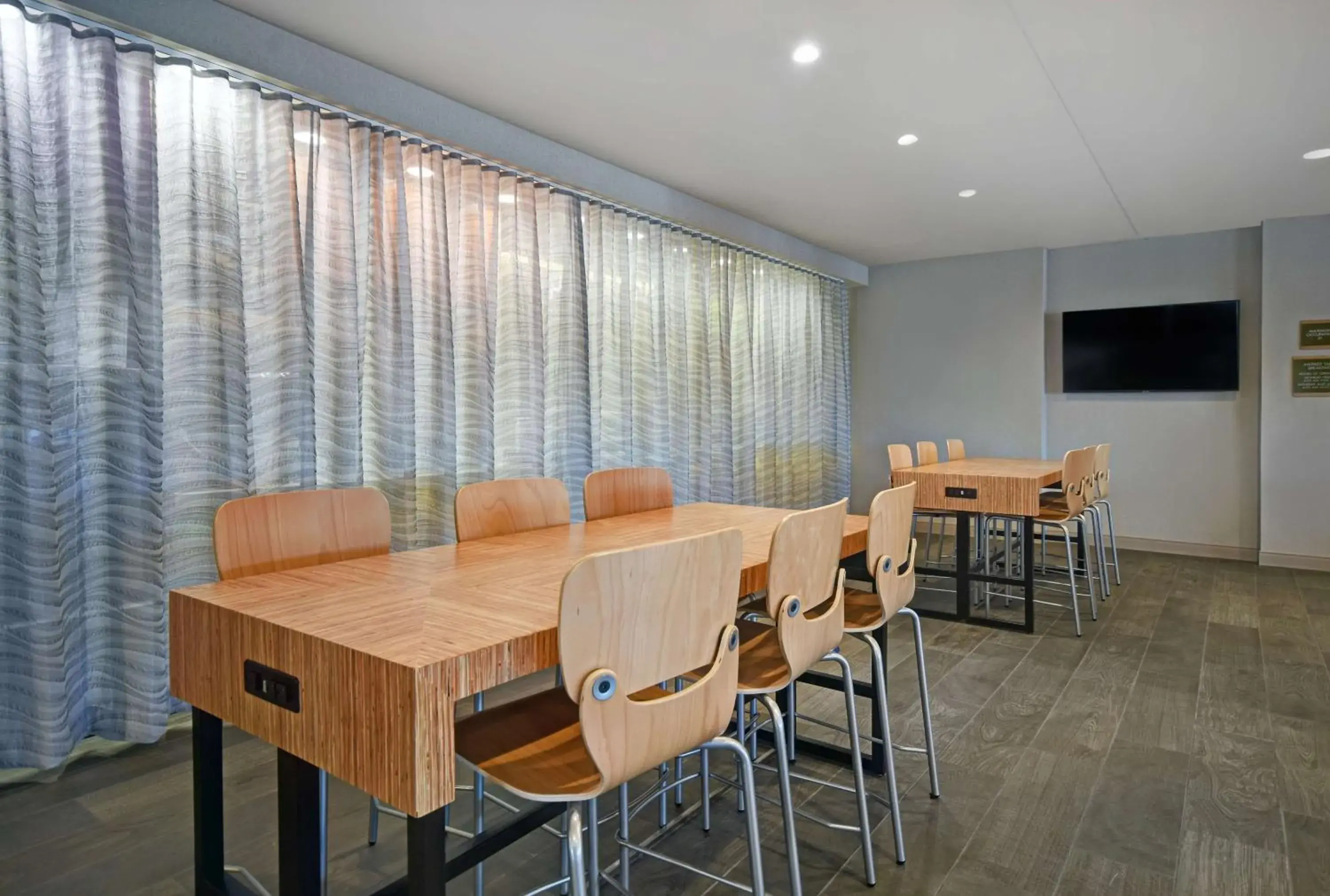 Breakfast in Home2 Suites By Hilton Columbus Breakfast in Home2 Suites By Hilton Columbus