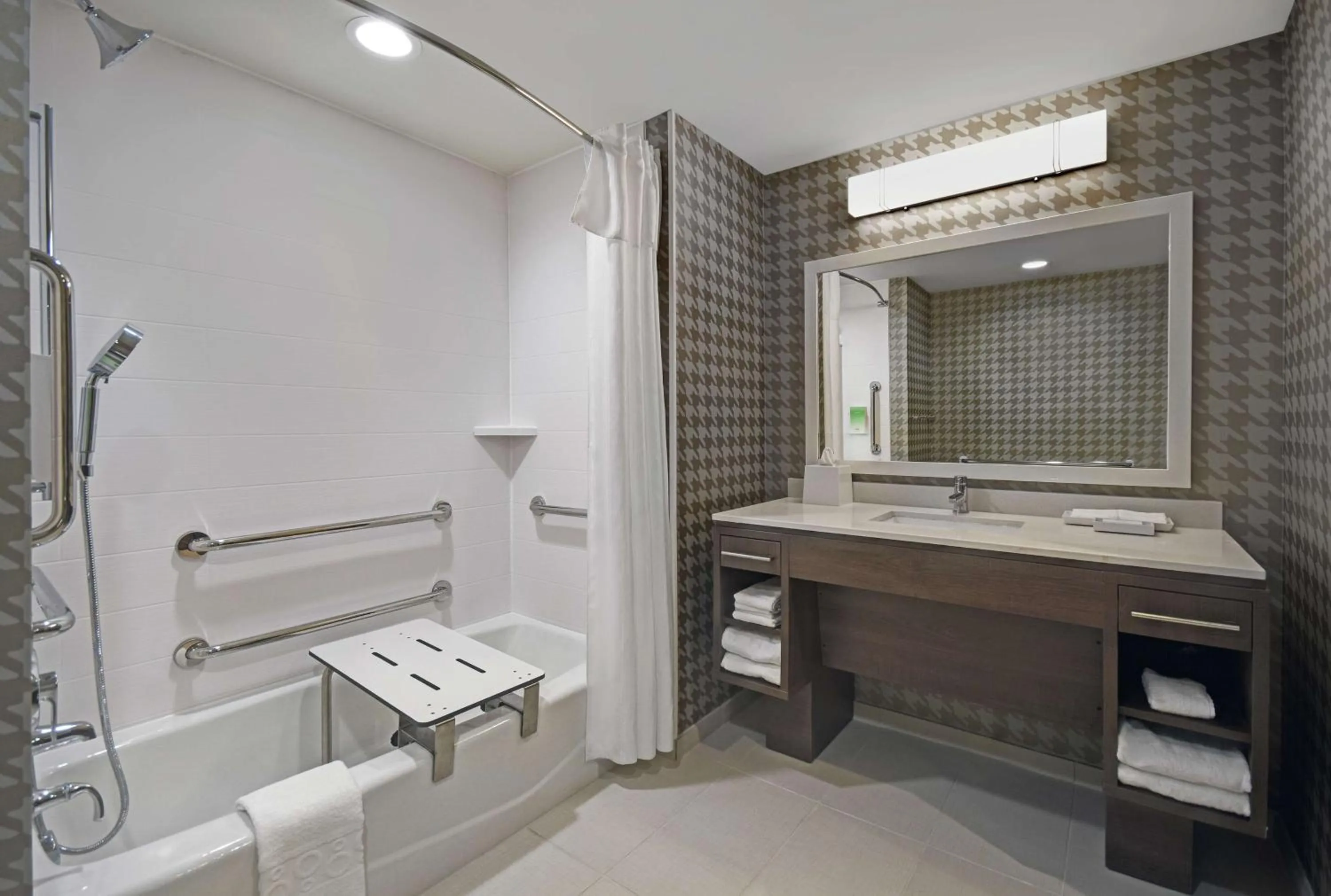 Bathroom in Home2 Suites By Hilton Columbus