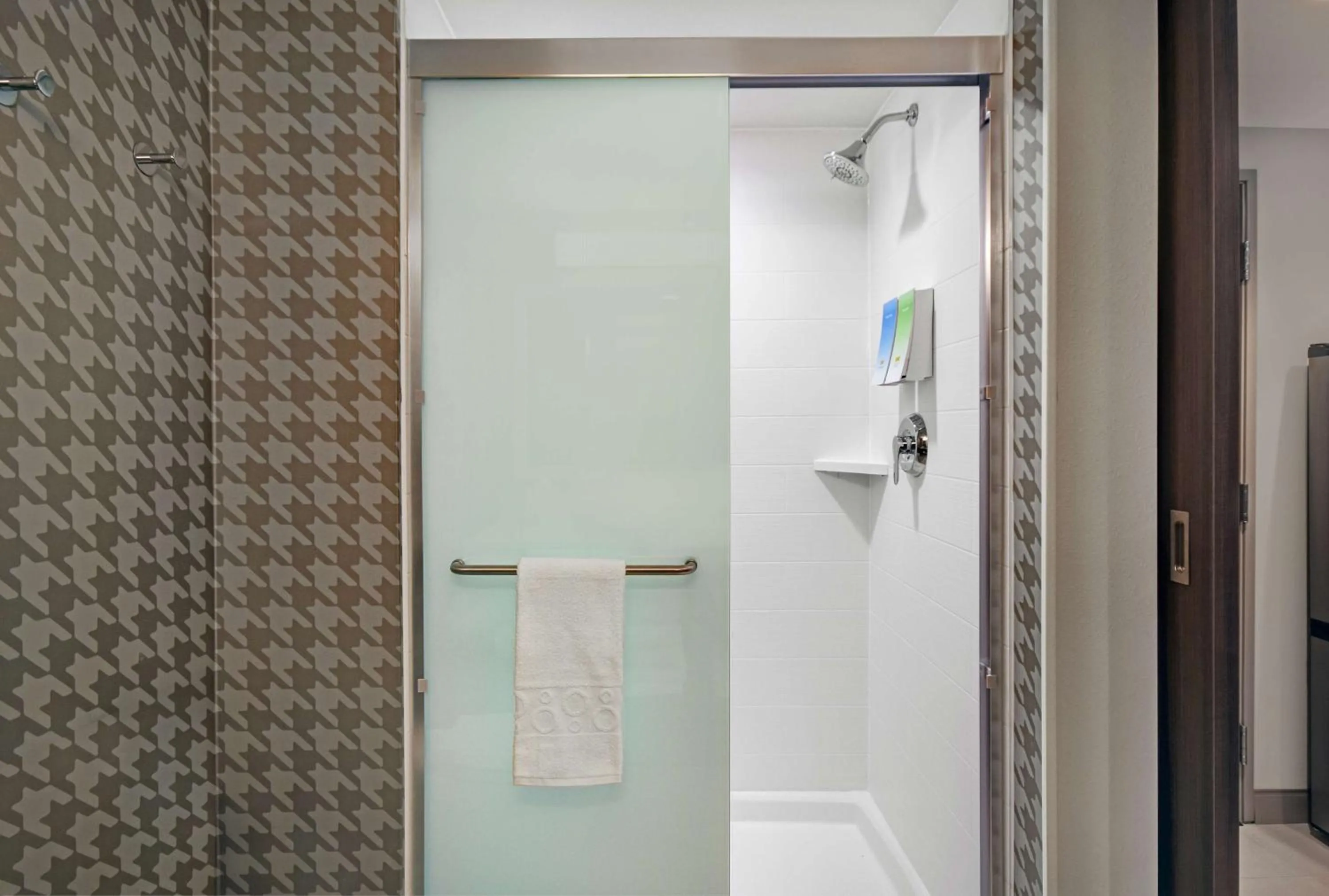 Bathroom in Home2 Suites By Hilton Columbus