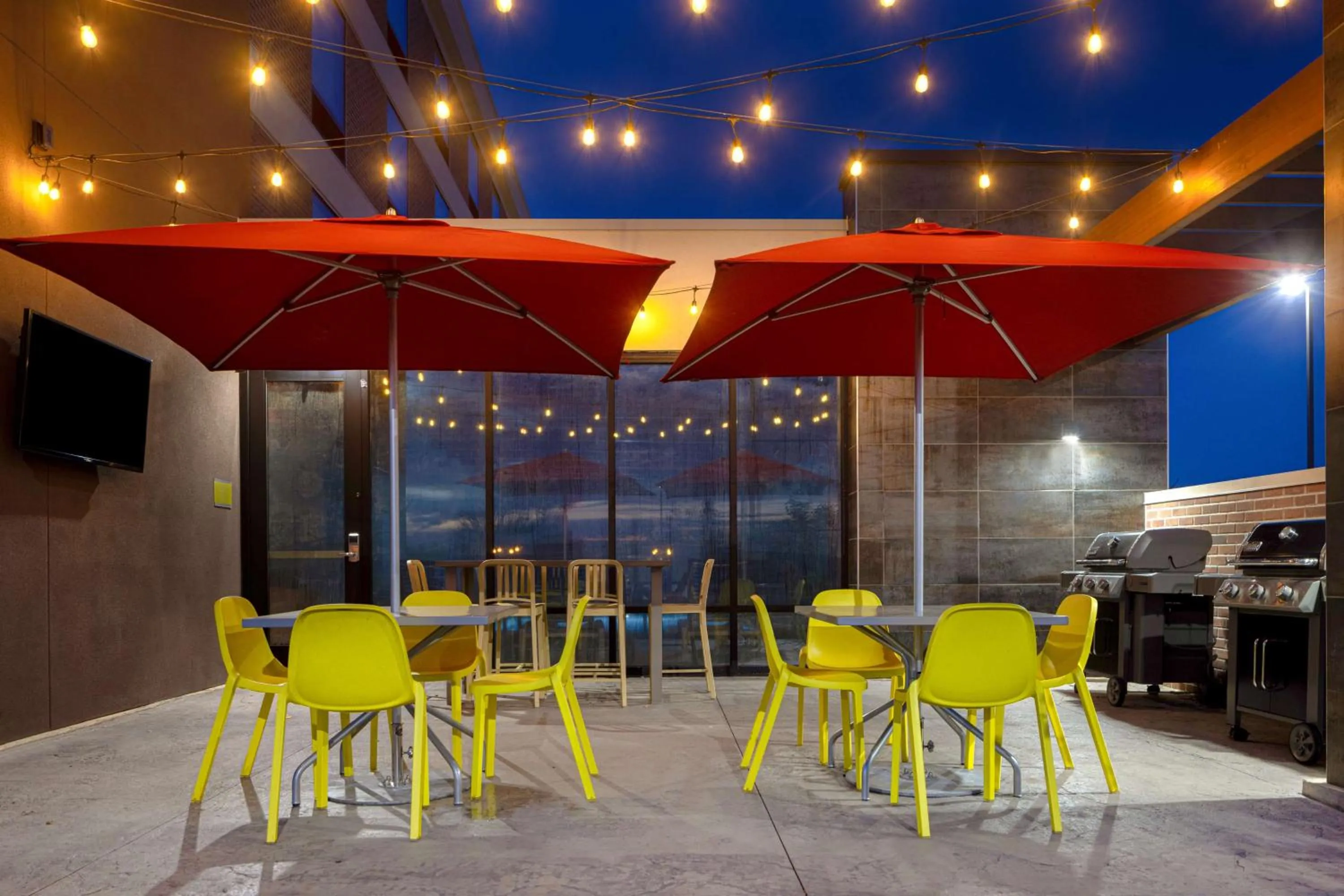Dining area in Home2 Suites By Hilton DeKalb