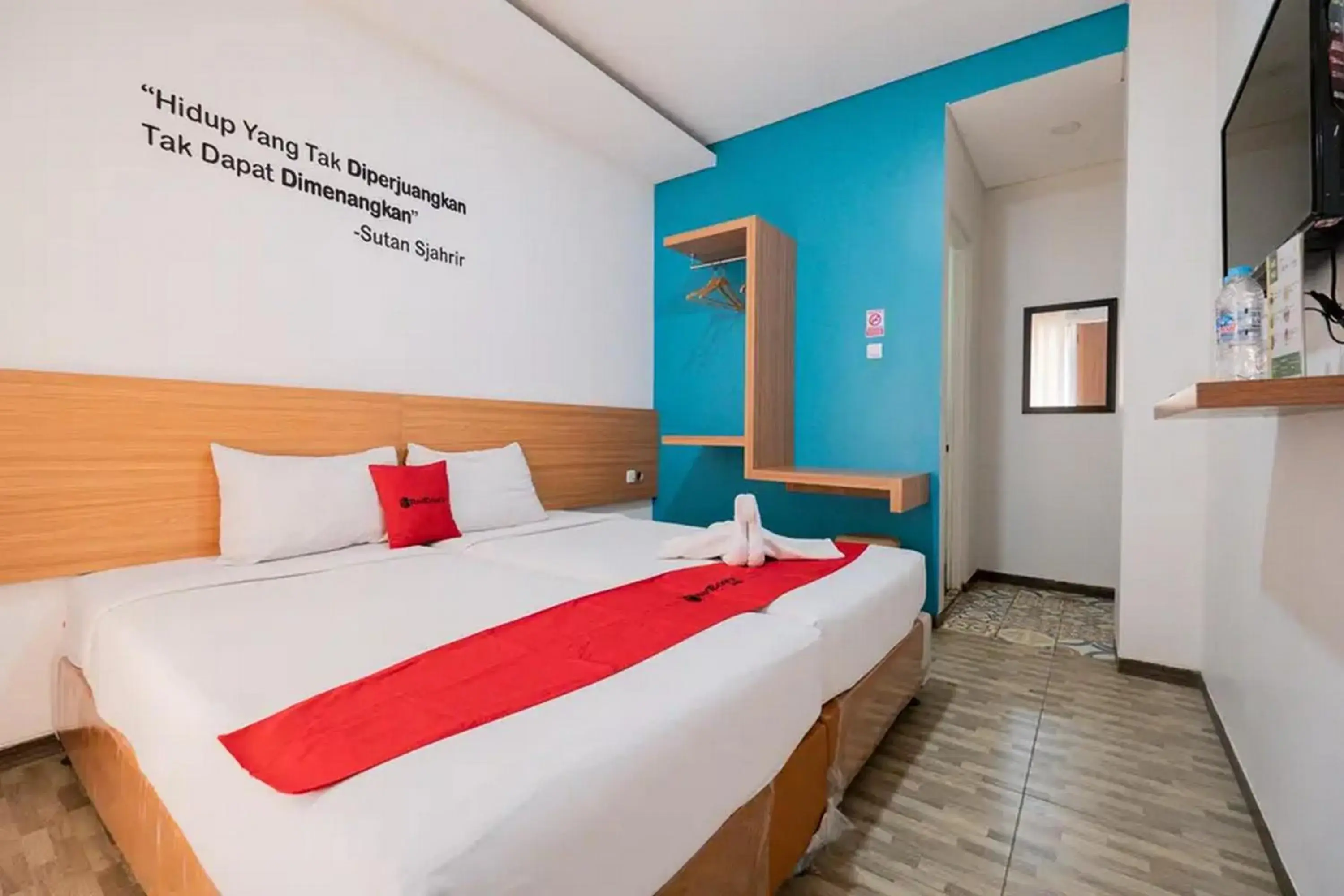 Standard Twin Room in RedDoorz near Jawa Timur Park 2 Standard Twin Room in RedDoorz near Jawa Timur Park 2