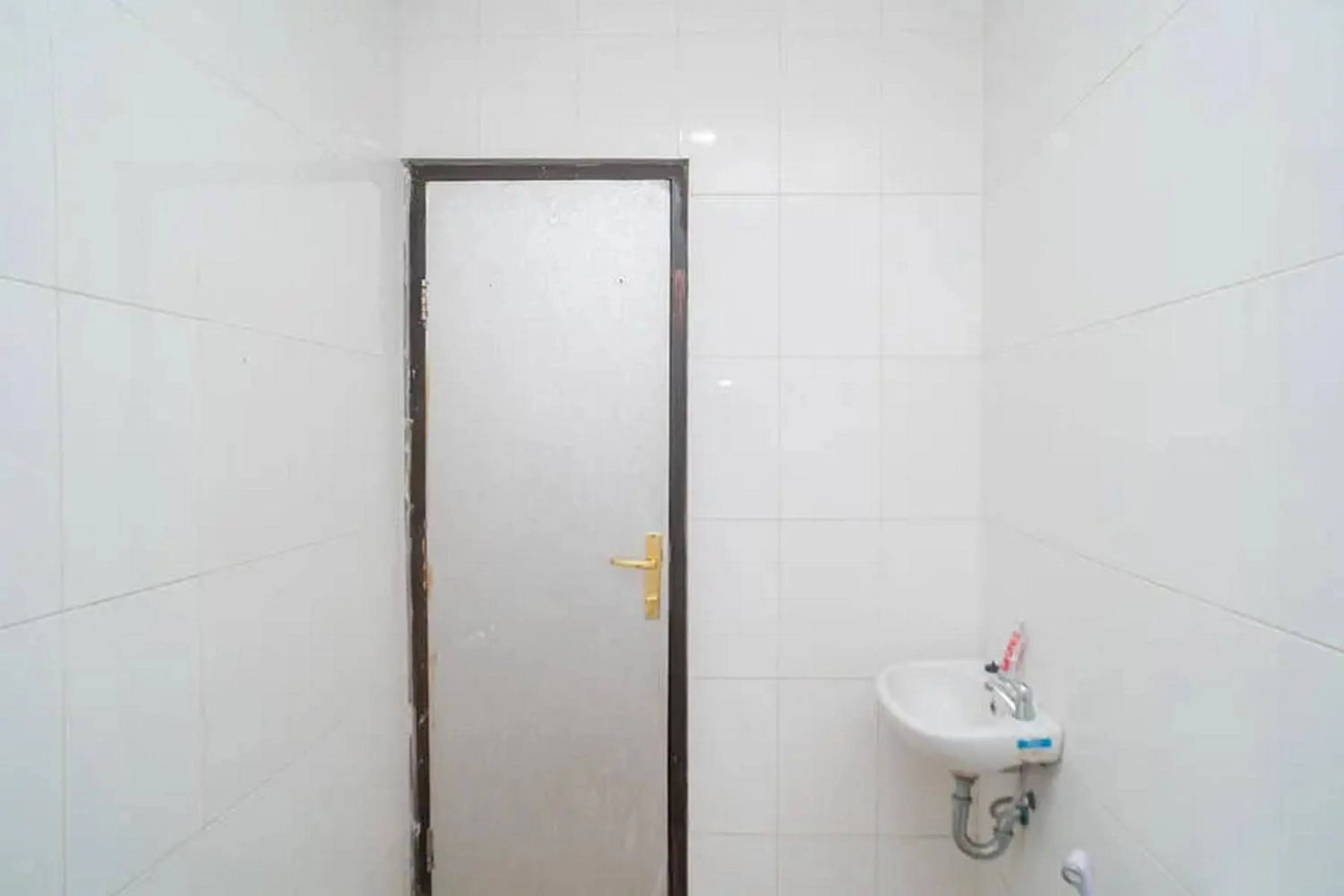 Bathroom in RedDoorz near Jawa Timur Park 2