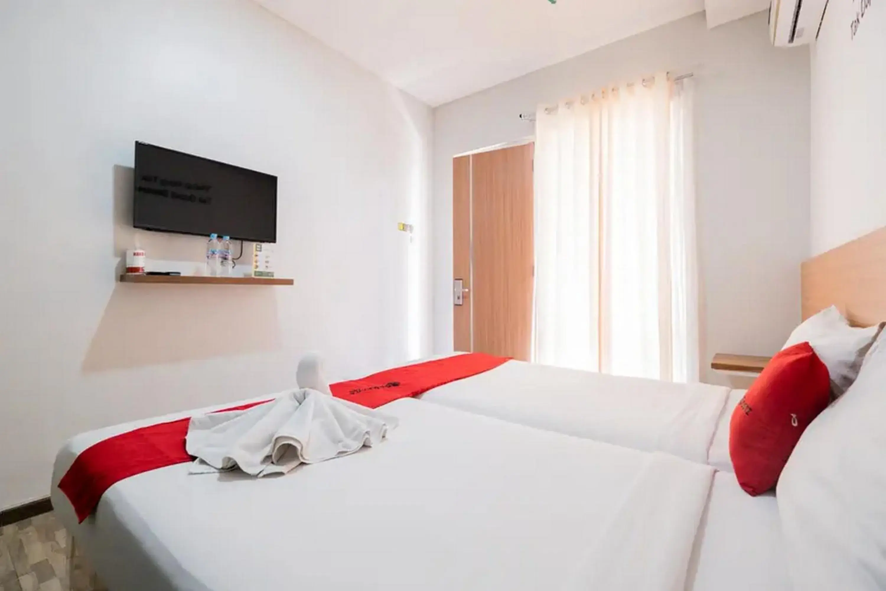 Bed in RedDoorz near Jawa Timur Park 2 Bed in RedDoorz near Jawa Timur Park 2