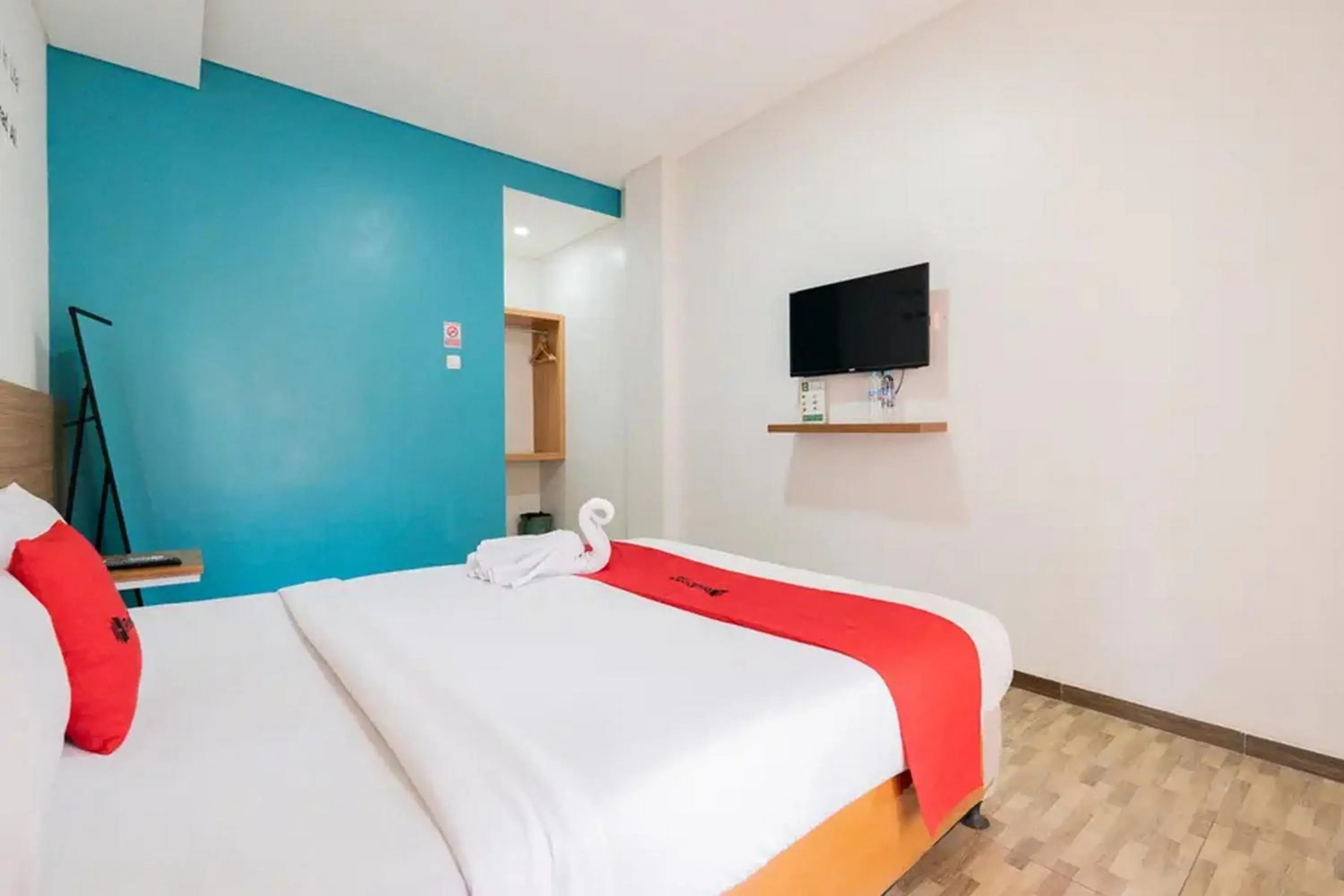 Bed in RedDoorz near Jawa Timur Park 2 Bed in RedDoorz near Jawa Timur Park 2
