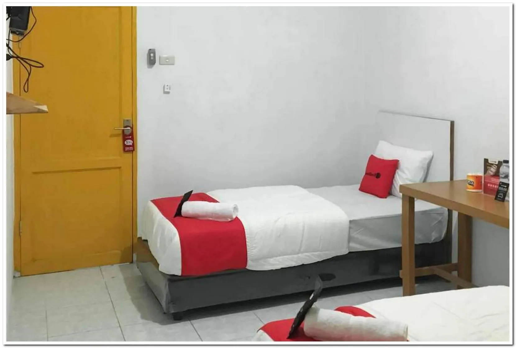 Bedroom, Bed in RedDoorz @ Simpang Pos Medan