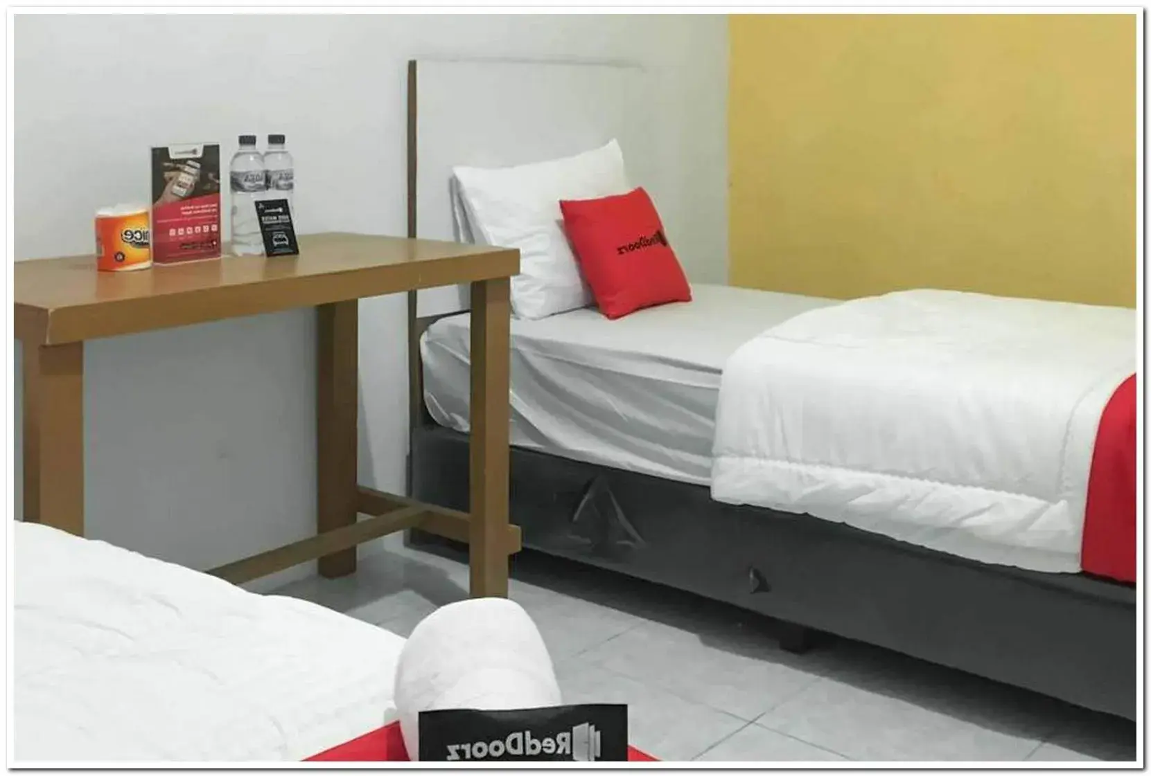 Bedroom, Bed in RedDoorz @ Simpang Pos Medan Bedroom, Bed in RedDoorz @ Simpang Pos Medan