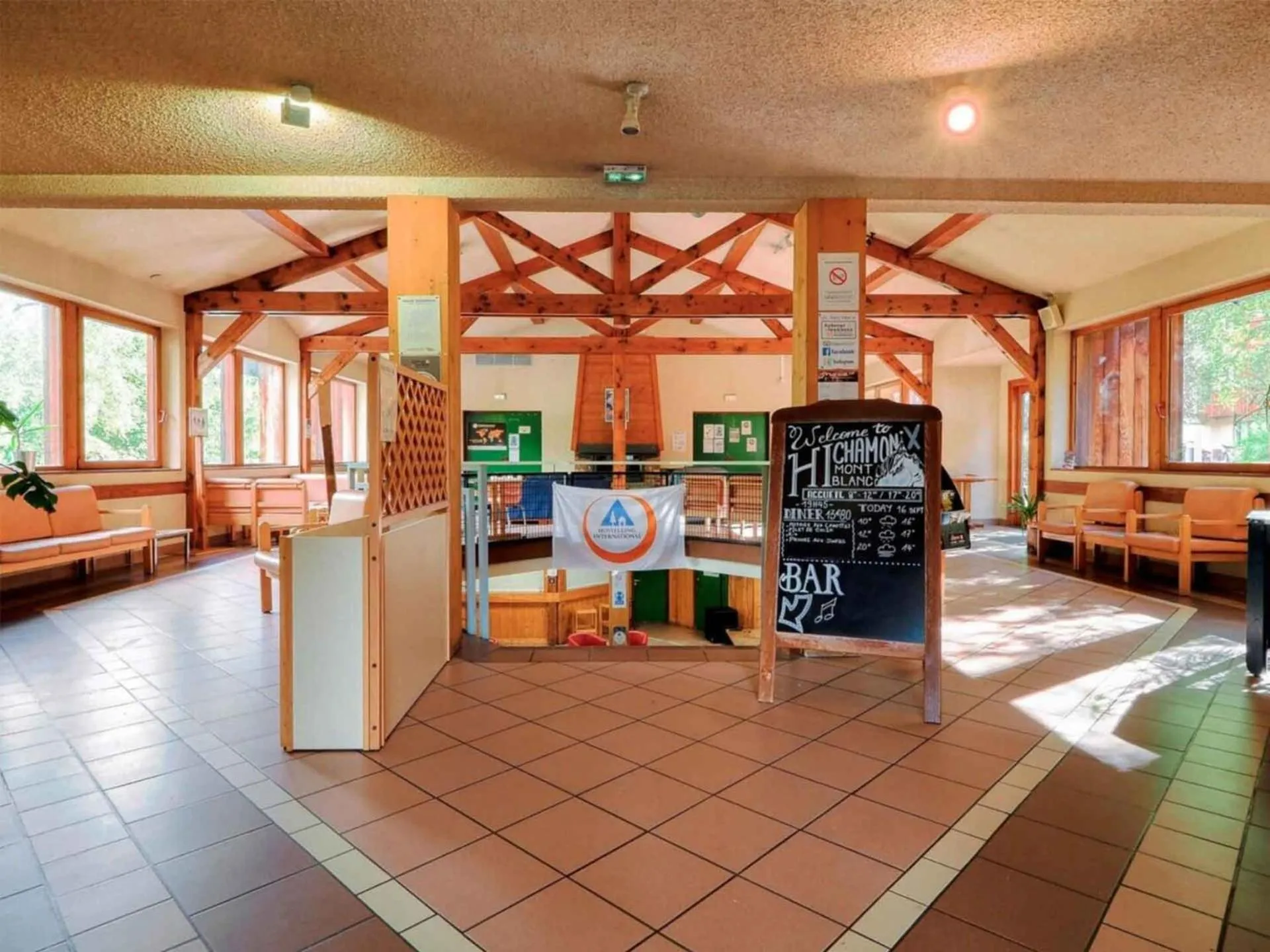 Lobby or reception in Auberge de Jeunesse HI Chamonix