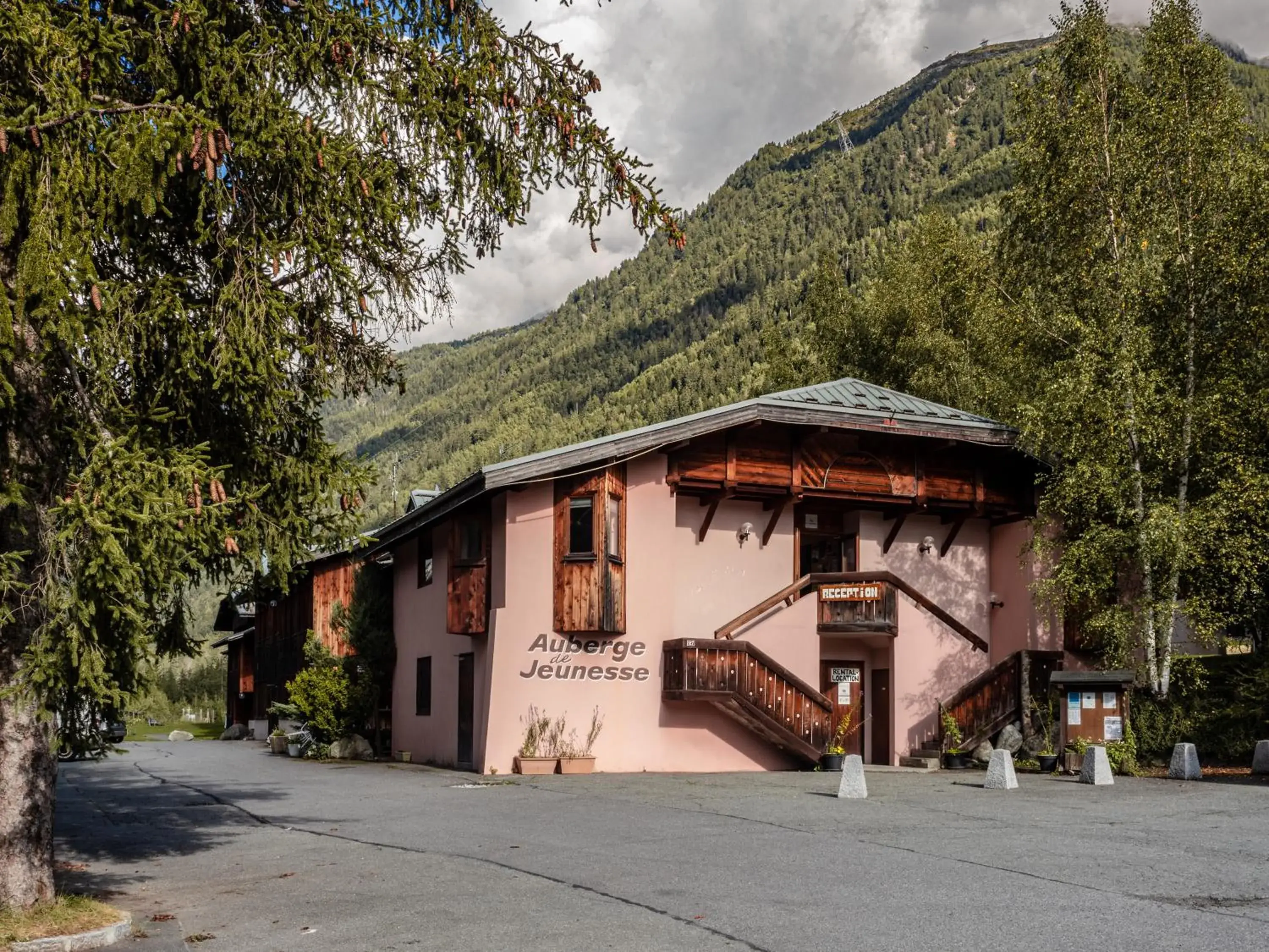 Property building in Auberge de Jeunesse HI Chamonix Property building in Auberge de Jeunesse HI Chamonix