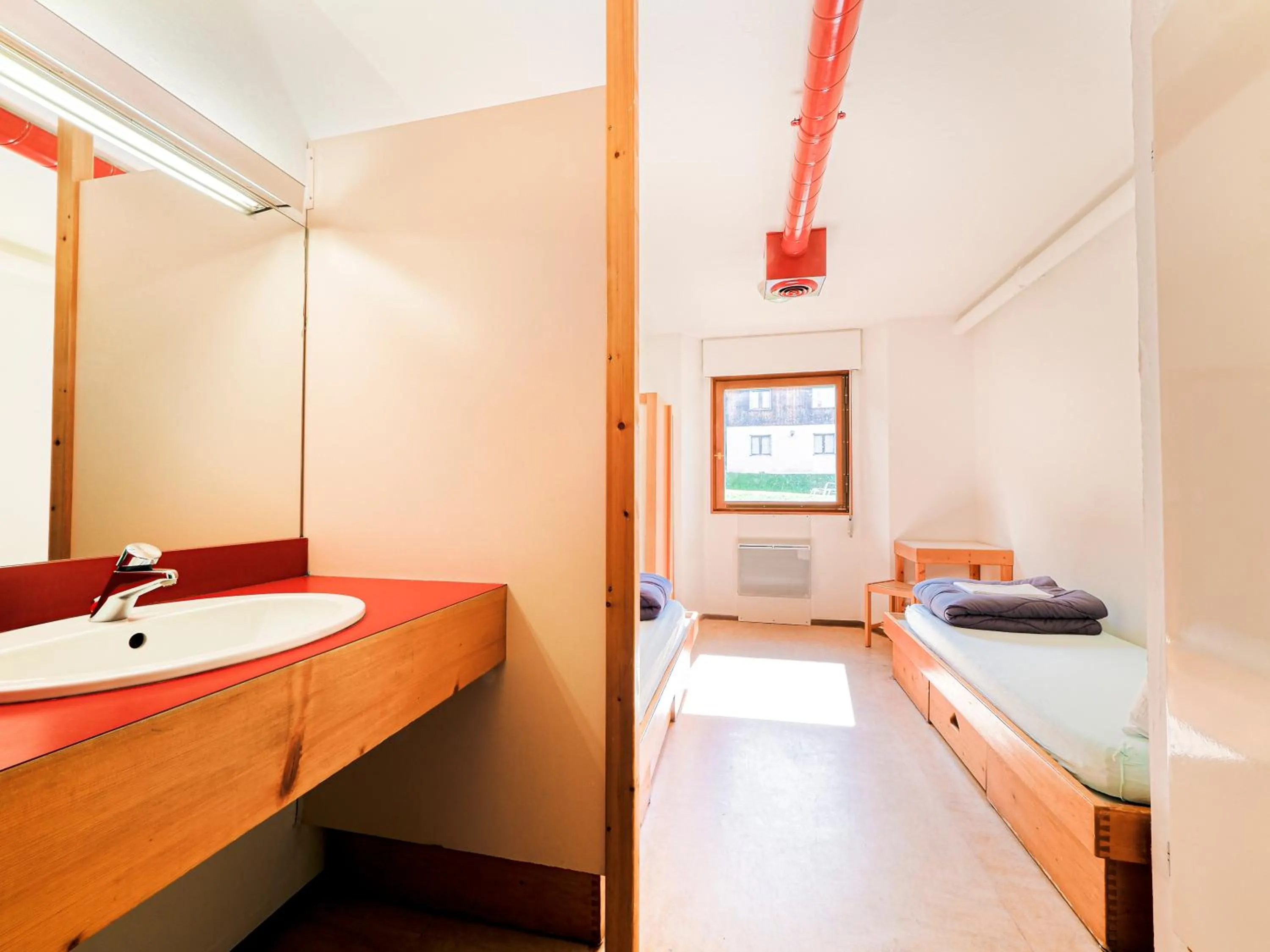 Photo of the whole room, Bed in Auberge de Jeunesse HI Chamonix