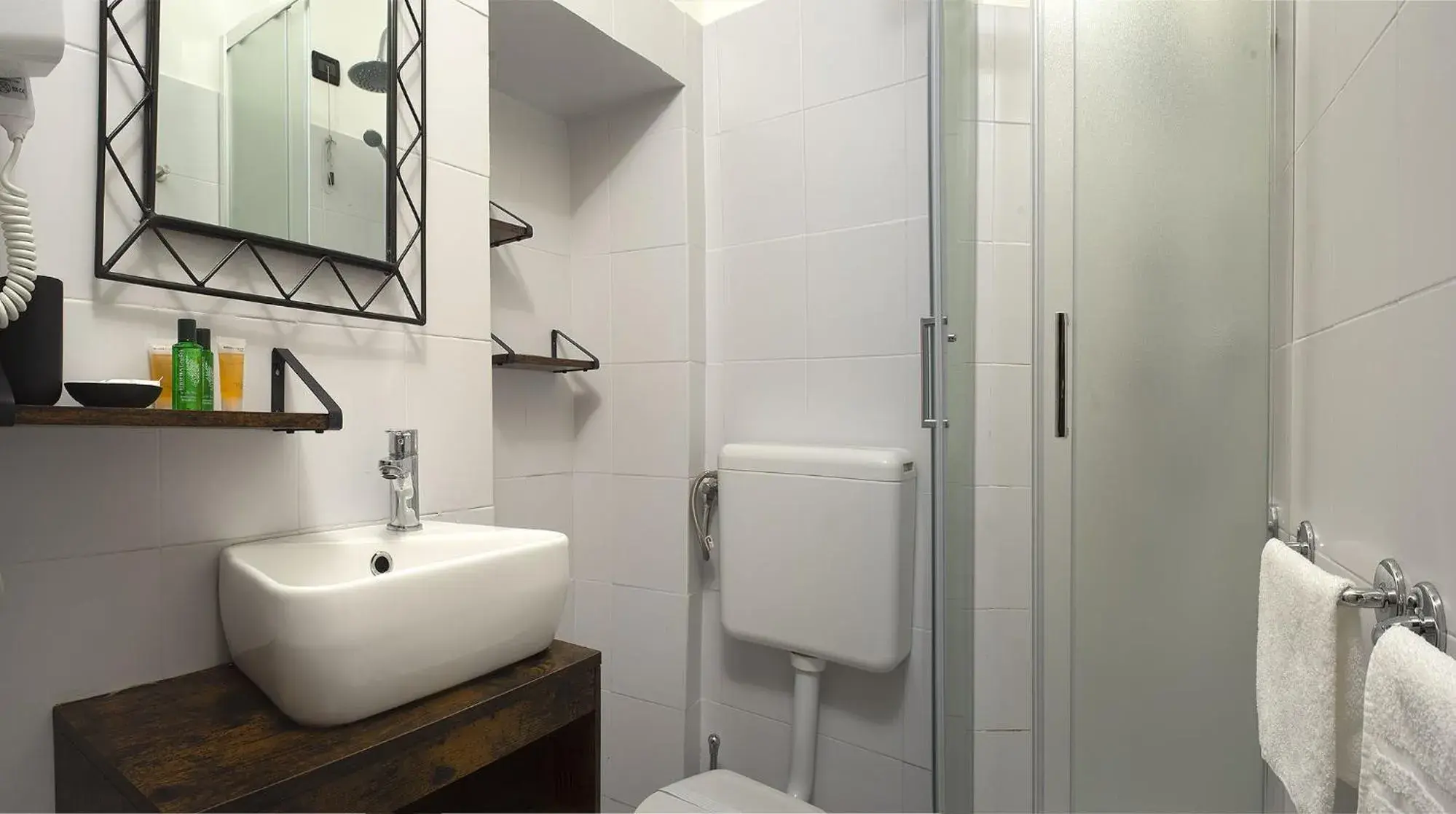 Economy Double Room in Red and Blues Music Hotel Genova Economy Double Room in Red and Blues Music Hotel Genova