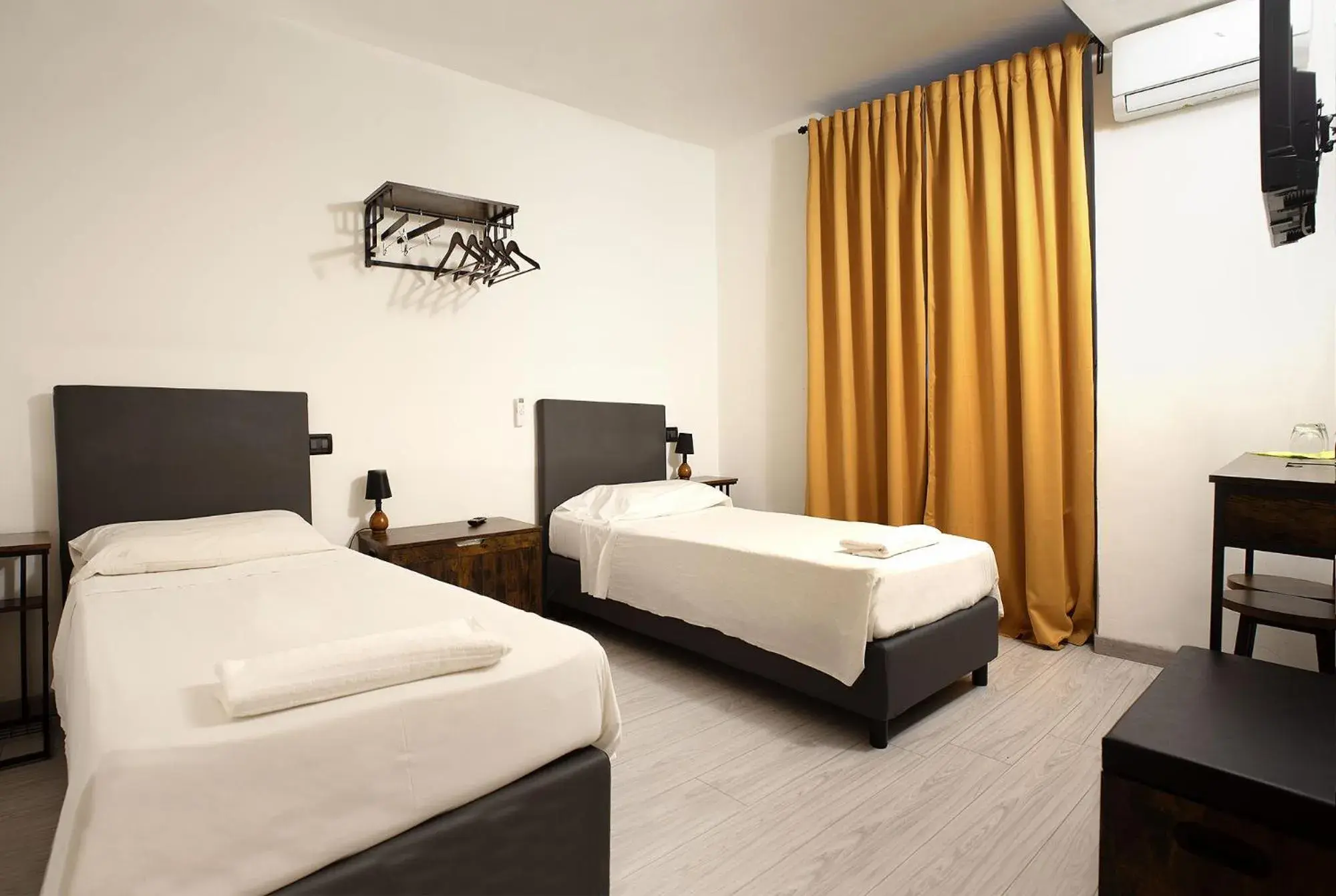 Standard Twin Room in Red and Blues Music Hotel Genova Standard Twin Room in Red and Blues Music Hotel Genova