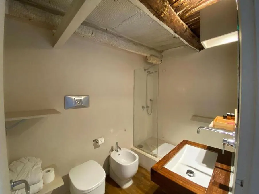 Bathroom in Micalò Art Rooms