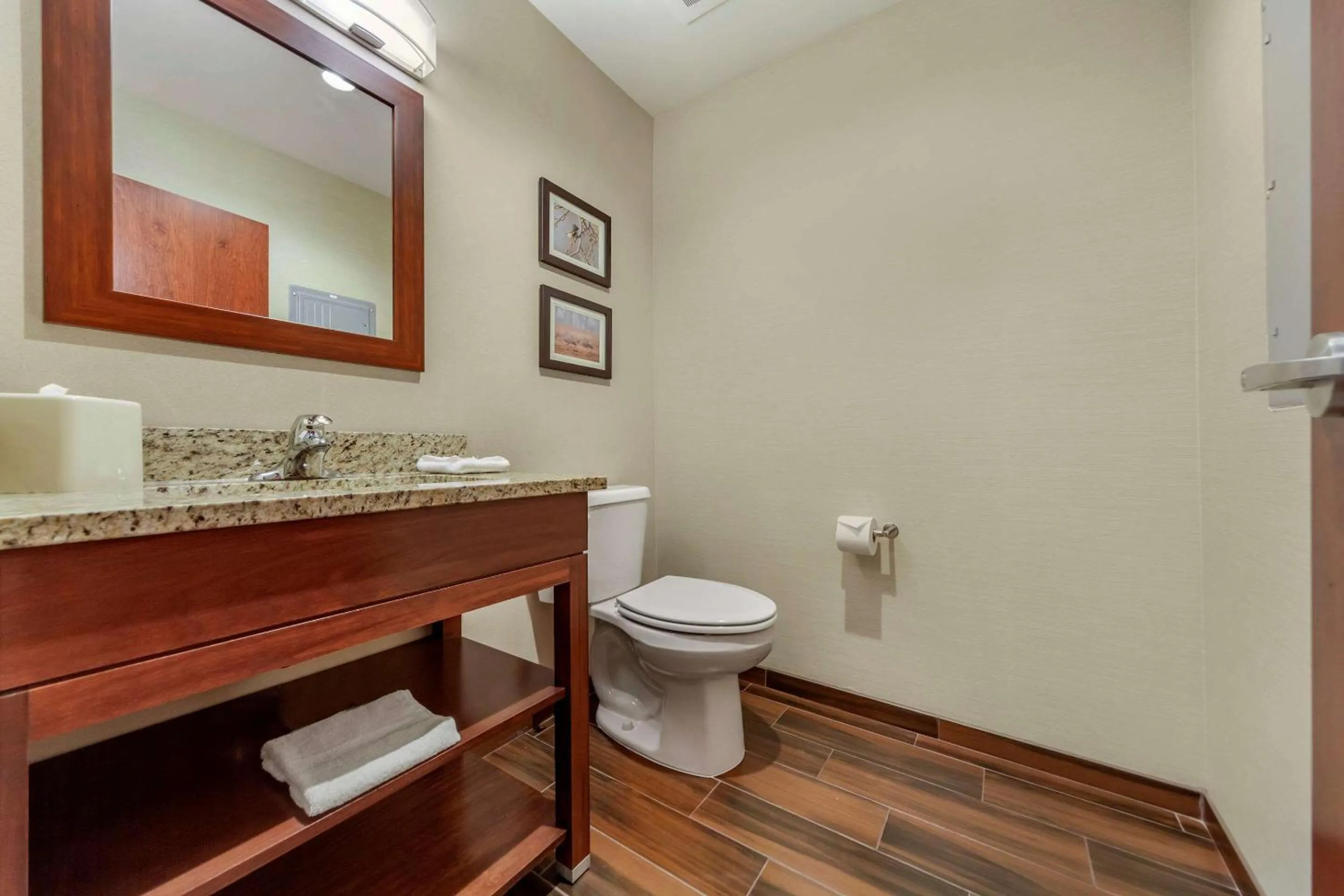 Bedroom in Comfort Suites Grand Island South