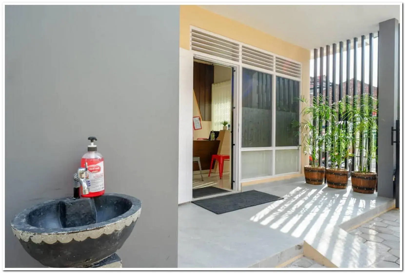 Lobby or reception in RedDoorz near Gejayan 3 Lobby or reception in RedDoorz near Gejayan 3