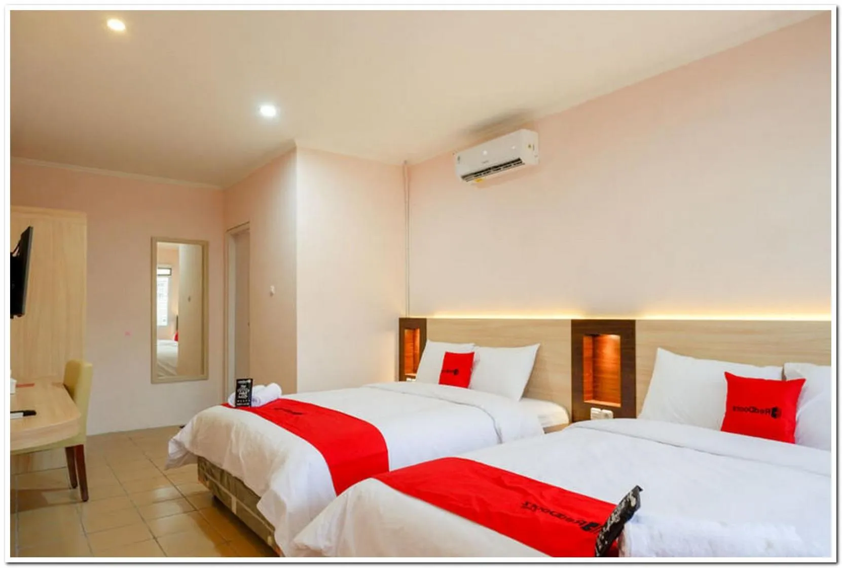 Bedroom, Bed in RedDoorz near Gejayan 3