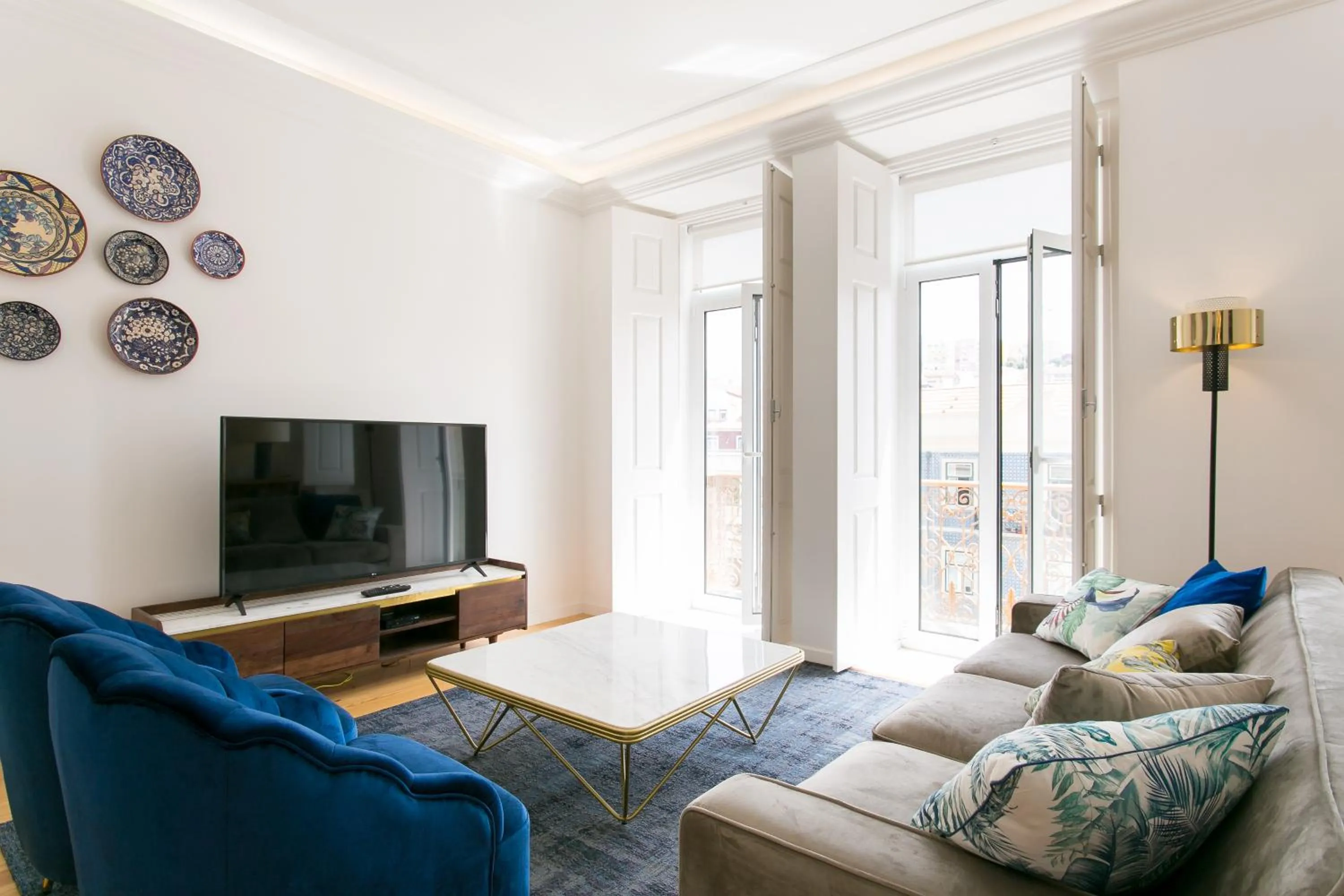 Lisbon luxury retreat! 2 suites, balcony & views!!