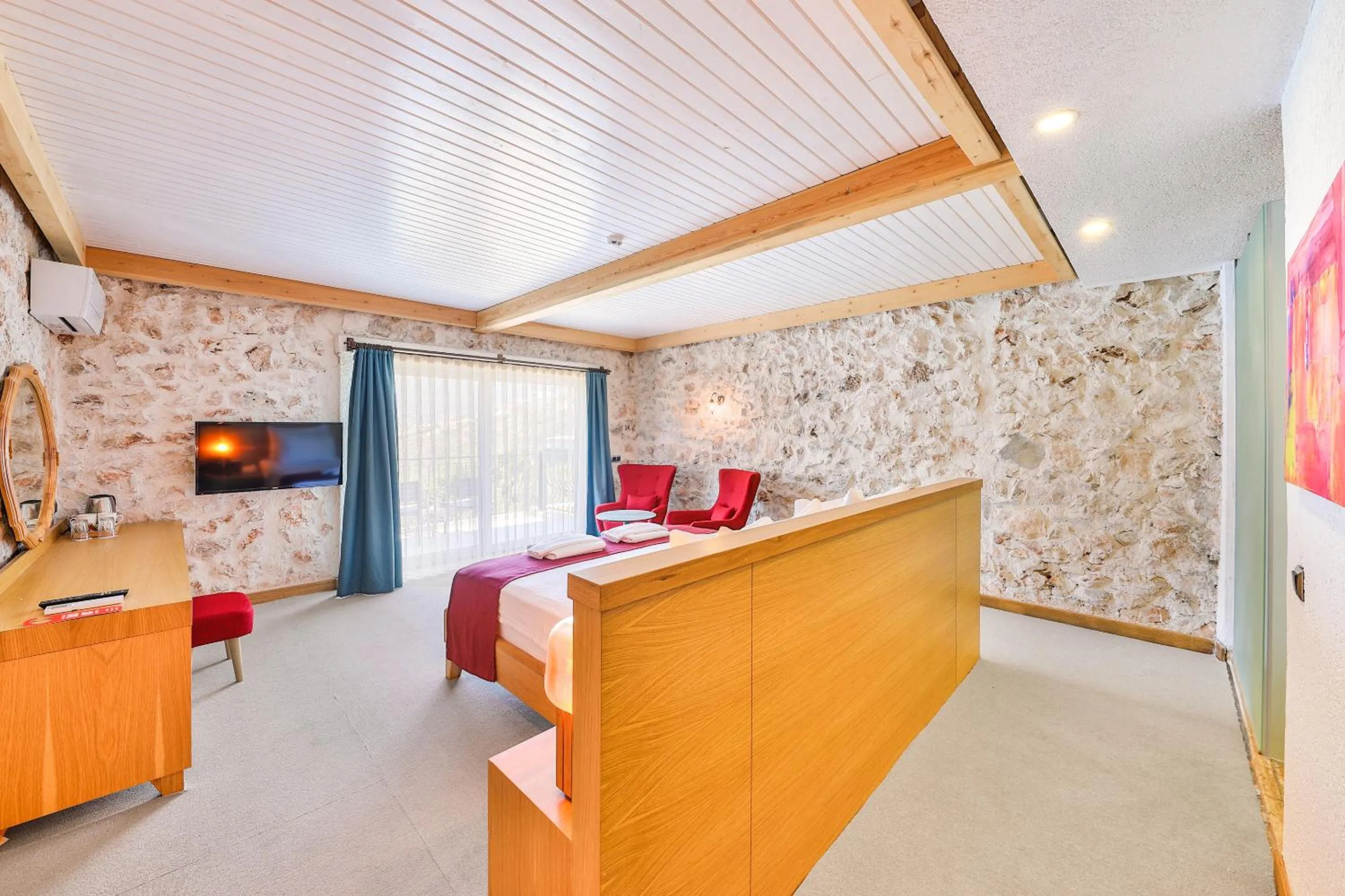 Photo of the whole room in Atalante Hotel