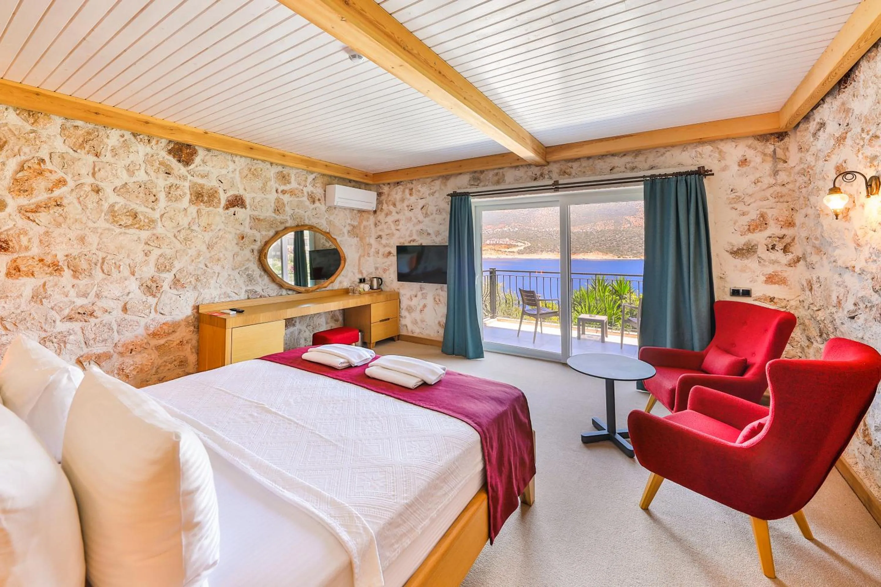 Photo of the whole room in Atalante Hotel