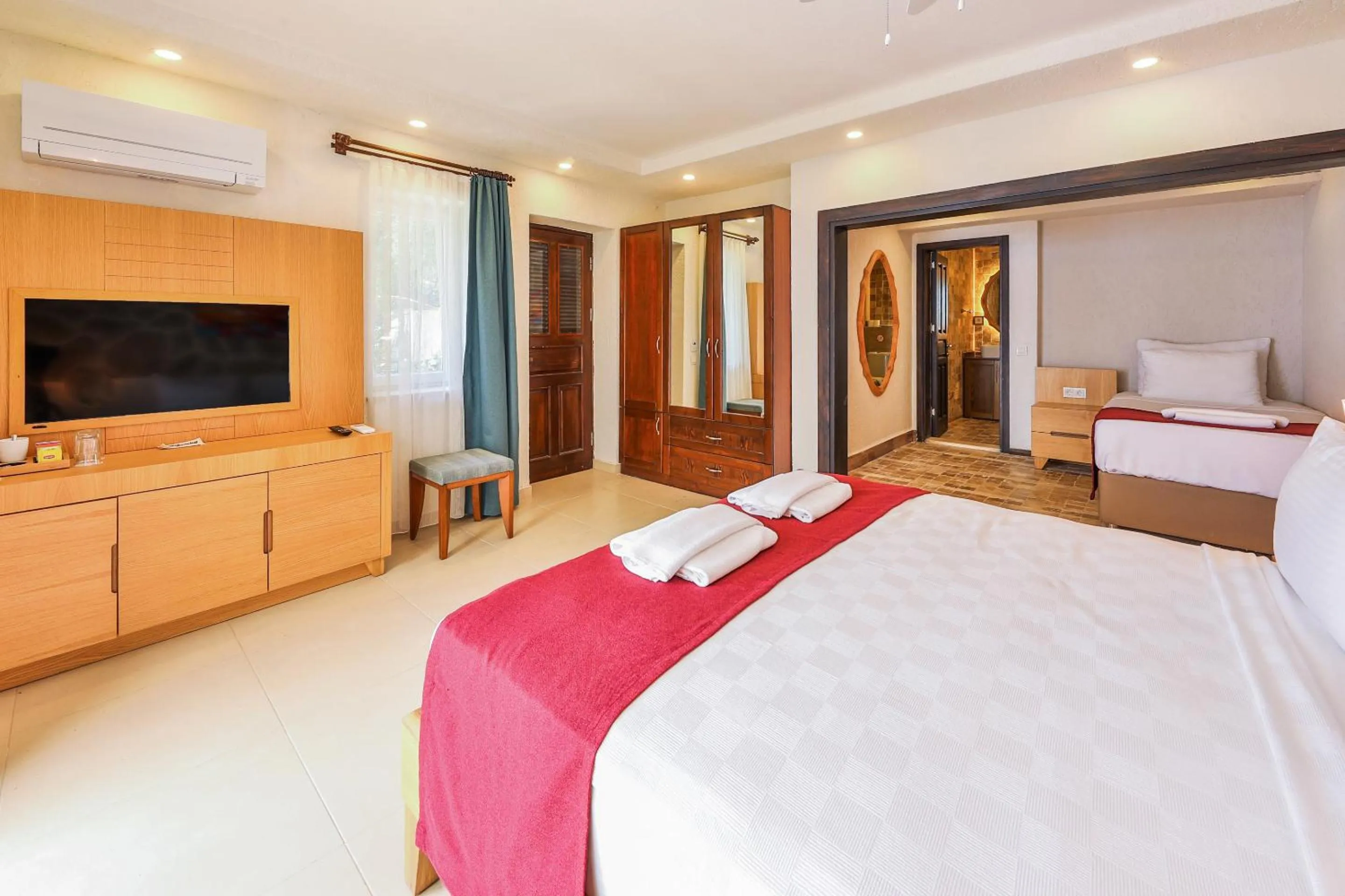 Photo of the whole room in Atalante Hotel