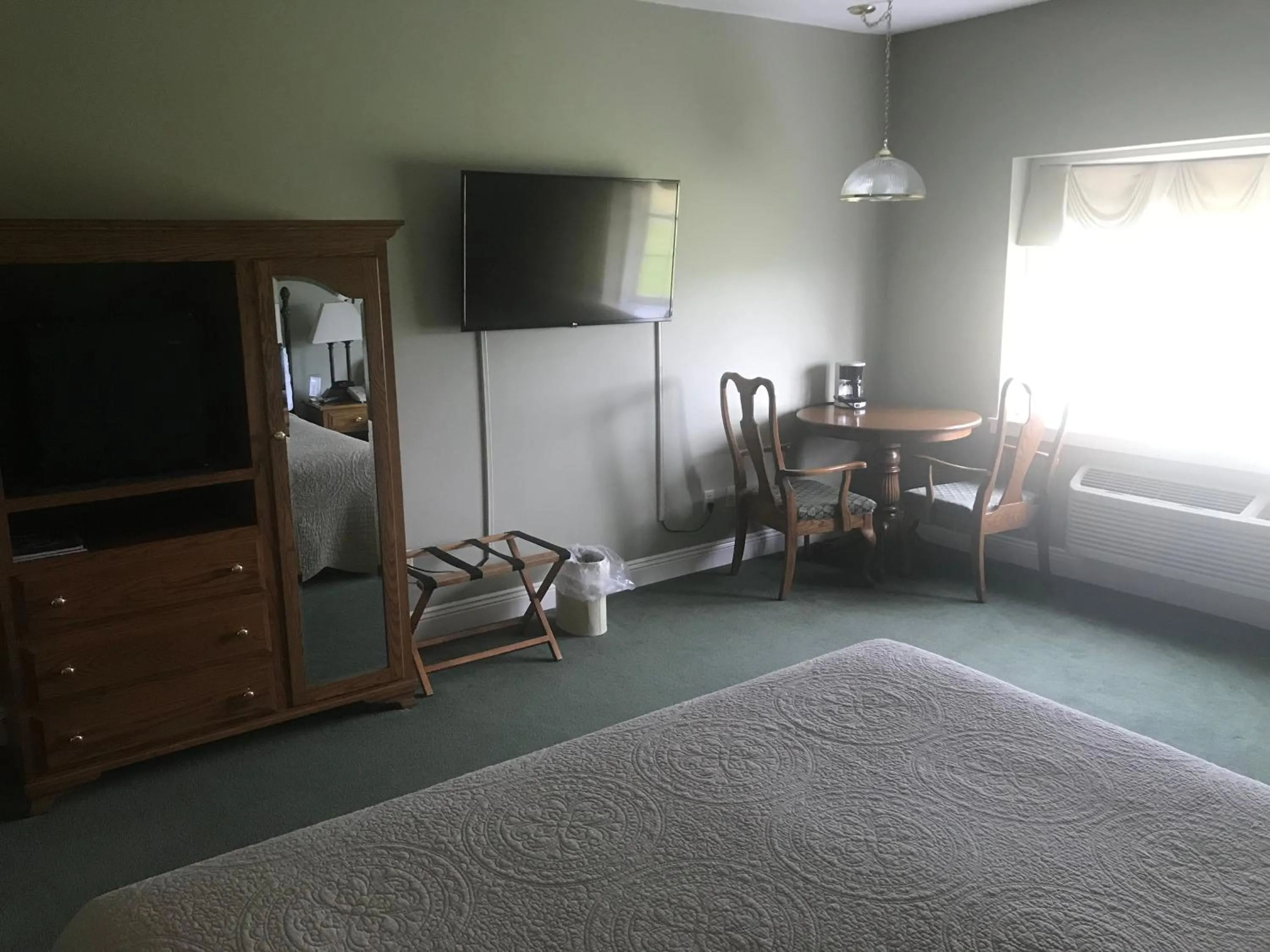 Seating area, Bed in Inn at Amish Door