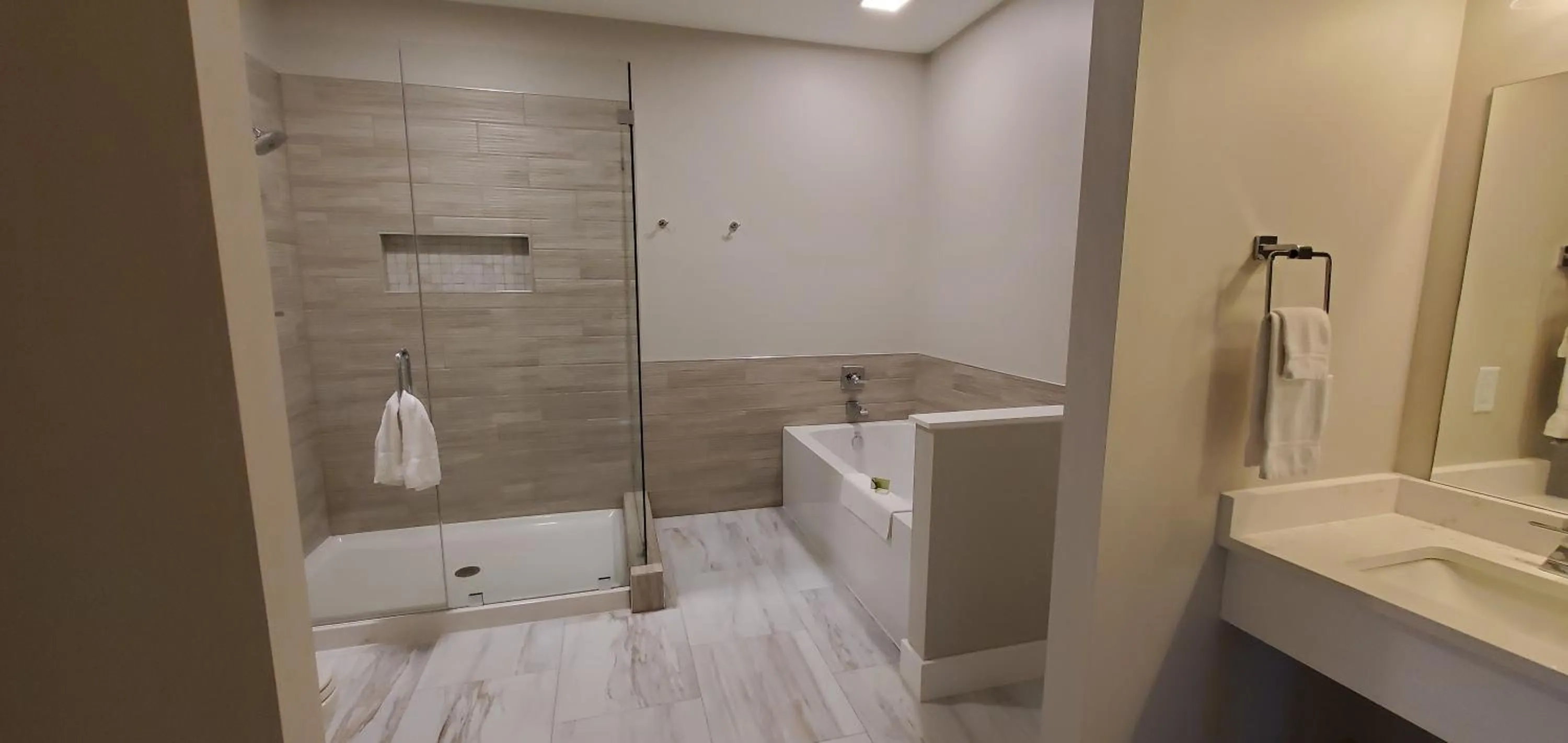 Shower in Inn at Amish Door