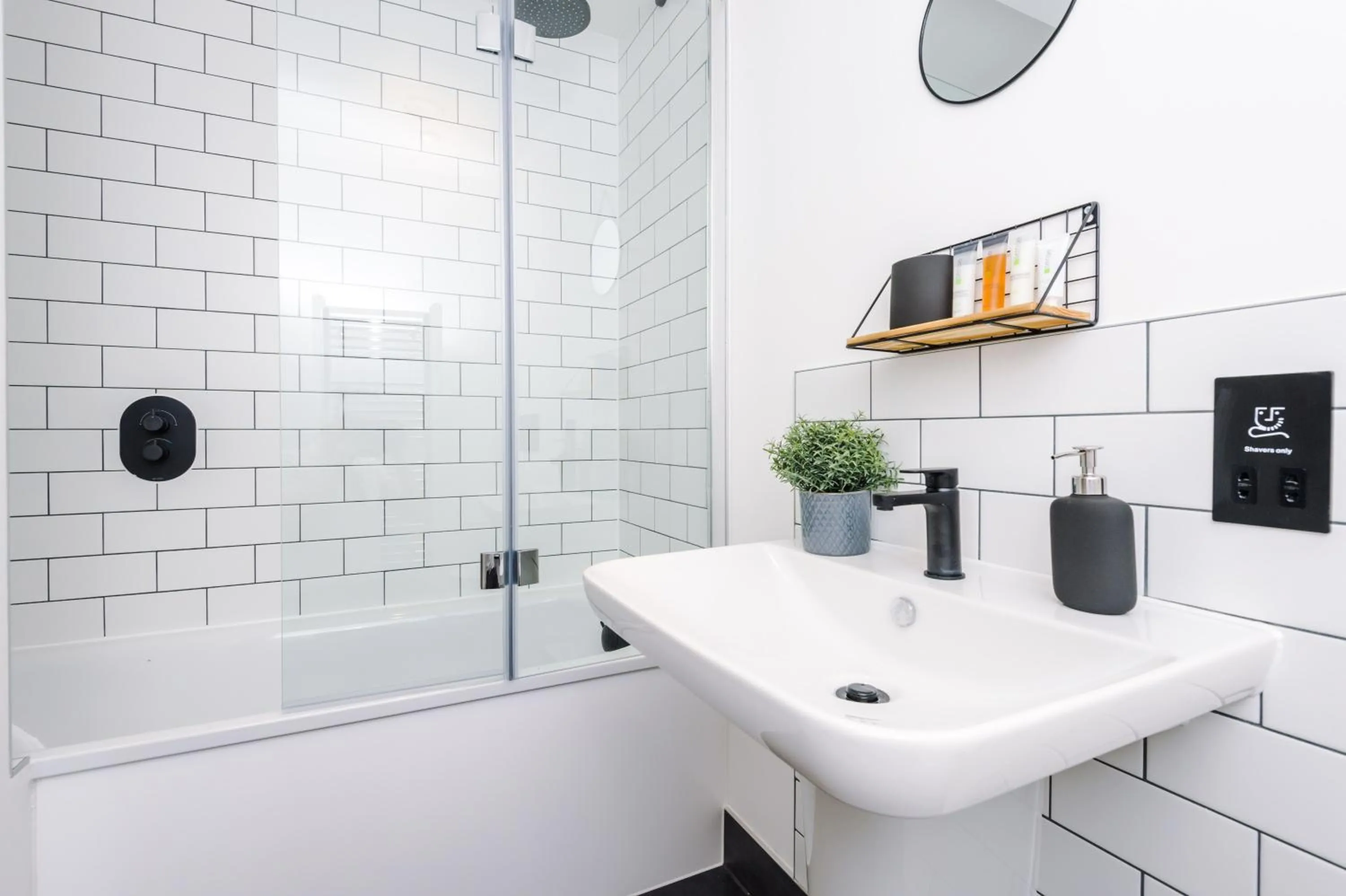 Shower in Hilltop Serviced Apartments - Piccadilly