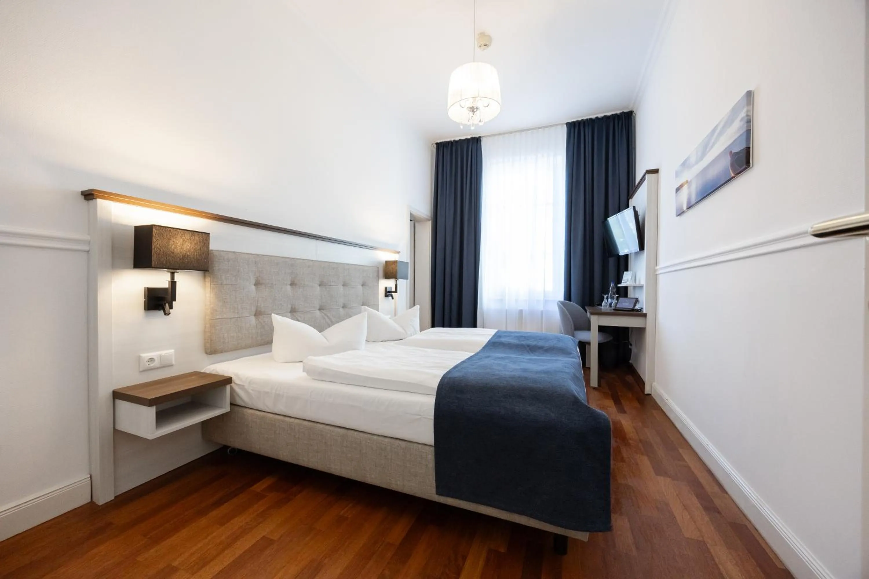 Photo of the whole room, Bed in Strandhotel Binz