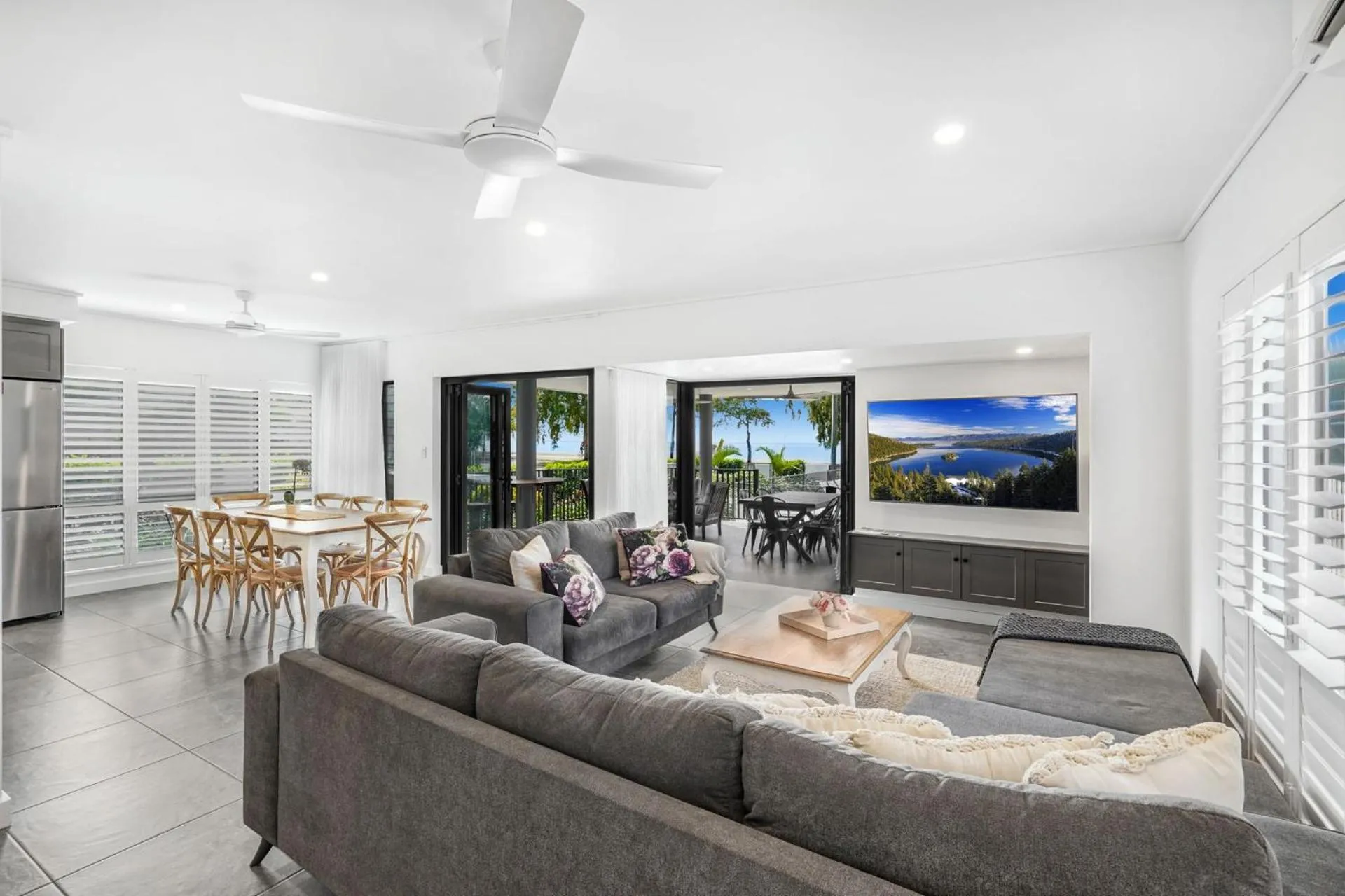TV and multimedia in Belle Escapes Beachfront Luxury Home 53 Arlington Clifton Beach