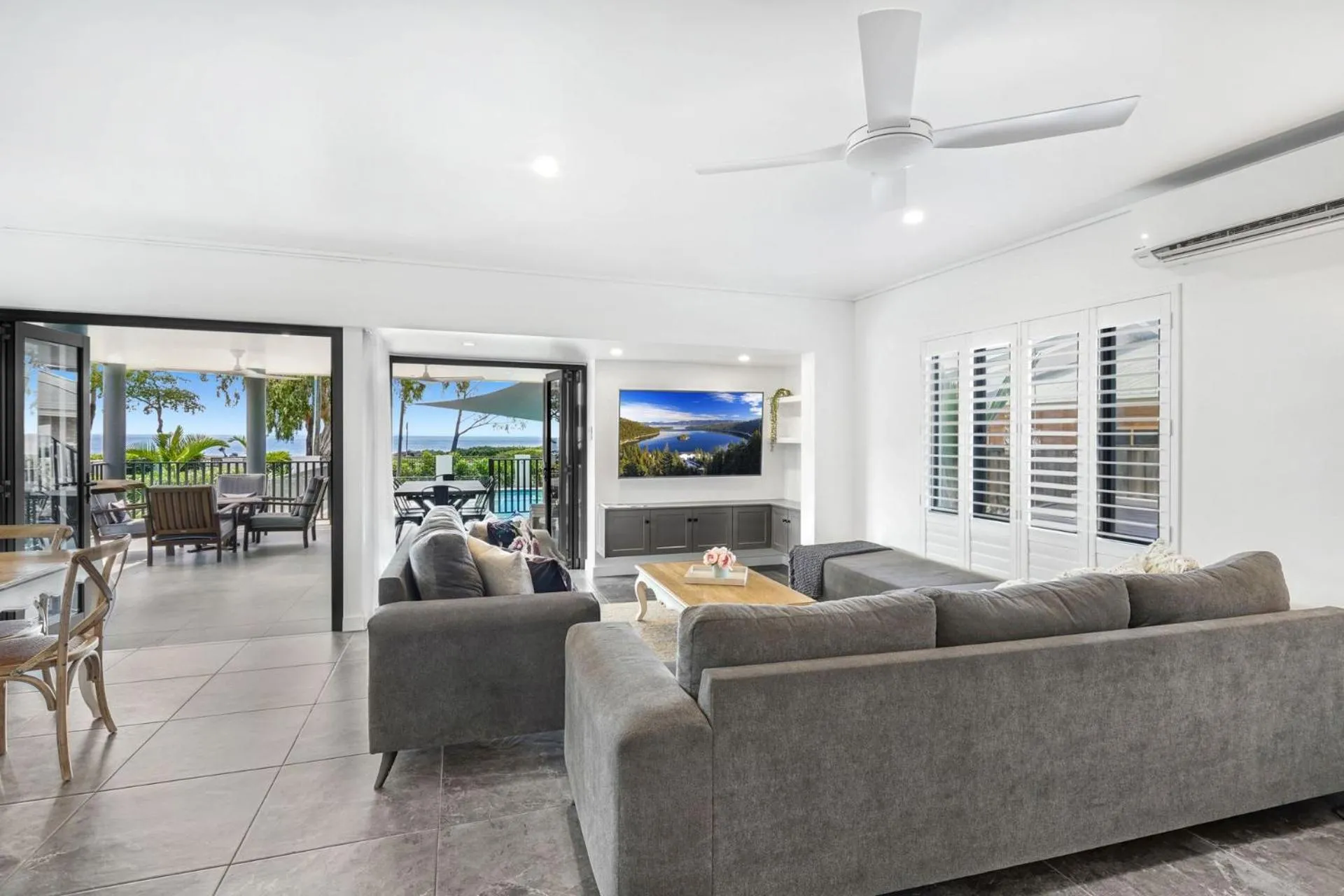 TV and multimedia in Belle Escapes Beachfront Luxury Home 53 Arlington Clifton Beach