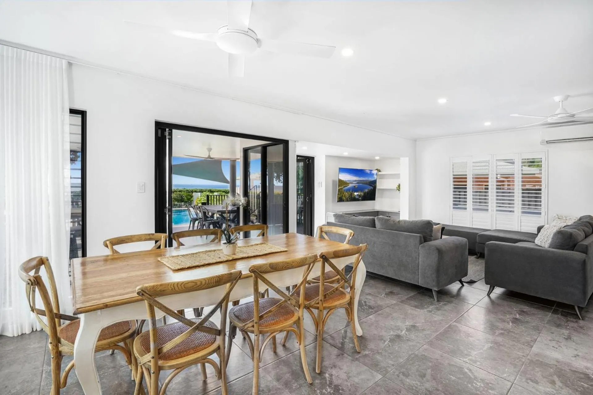 TV and multimedia in Belle Escapes Beachfront Luxury Home 53 Arlington Clifton Beach
