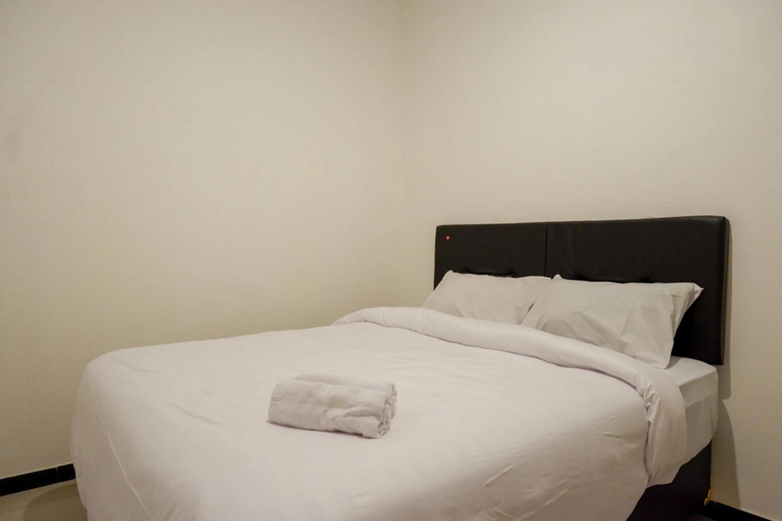 Bedroom, Bed in RedDoorz @ Jalan Wonosari KM.9