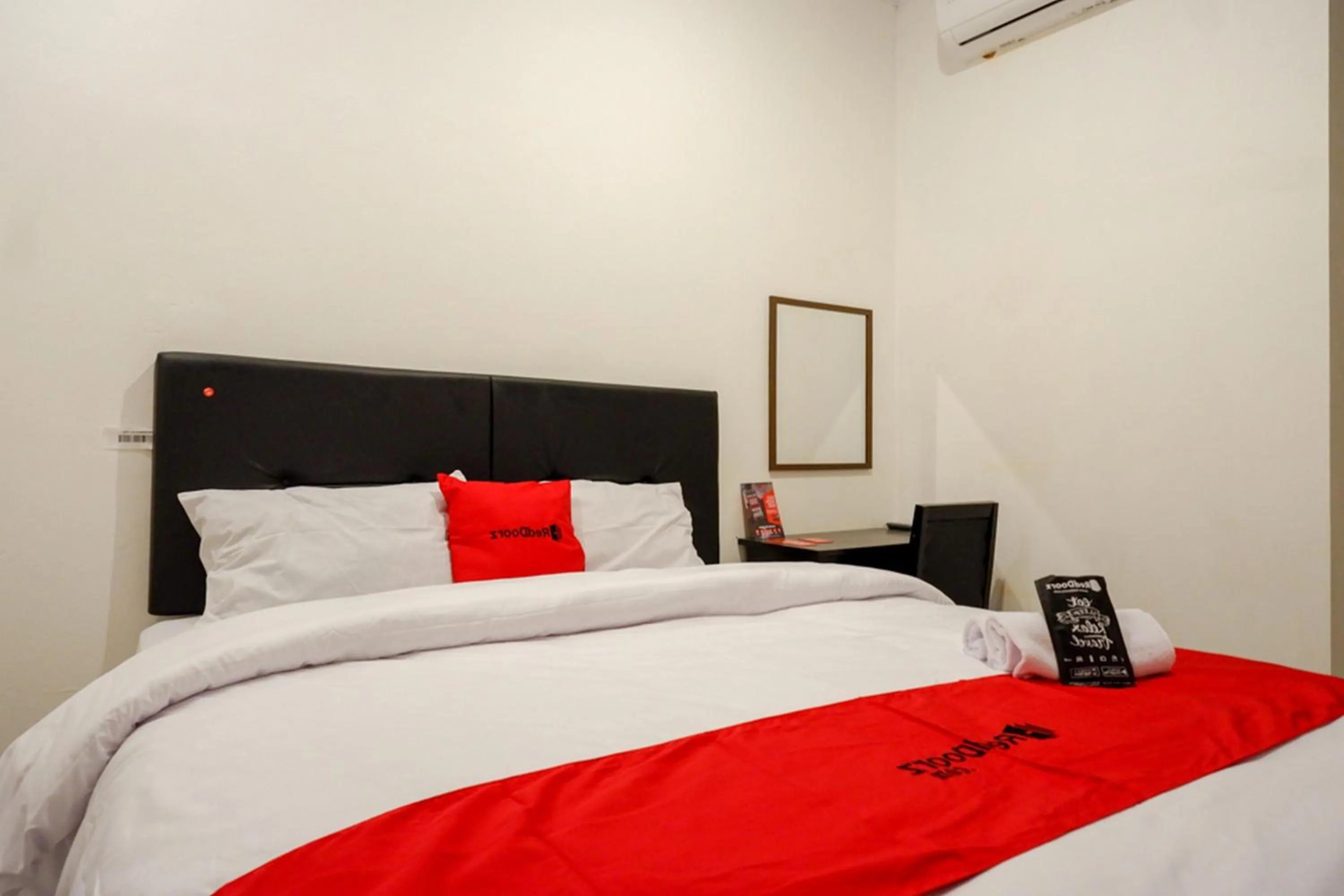 Bedroom, Bed in RedDoorz @ Jalan Wonosari KM.9