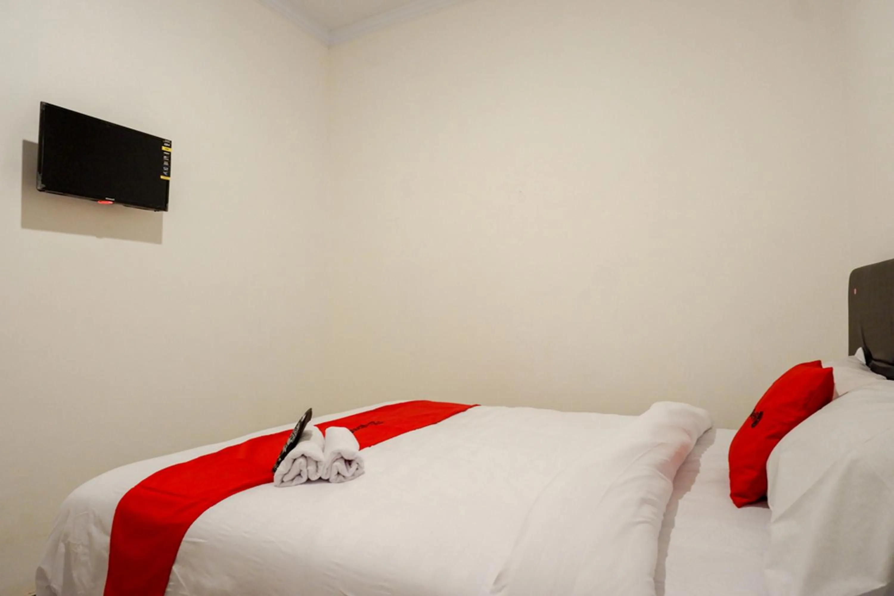 Bedroom, Bed in RedDoorz @ Jalan Wonosari KM.9