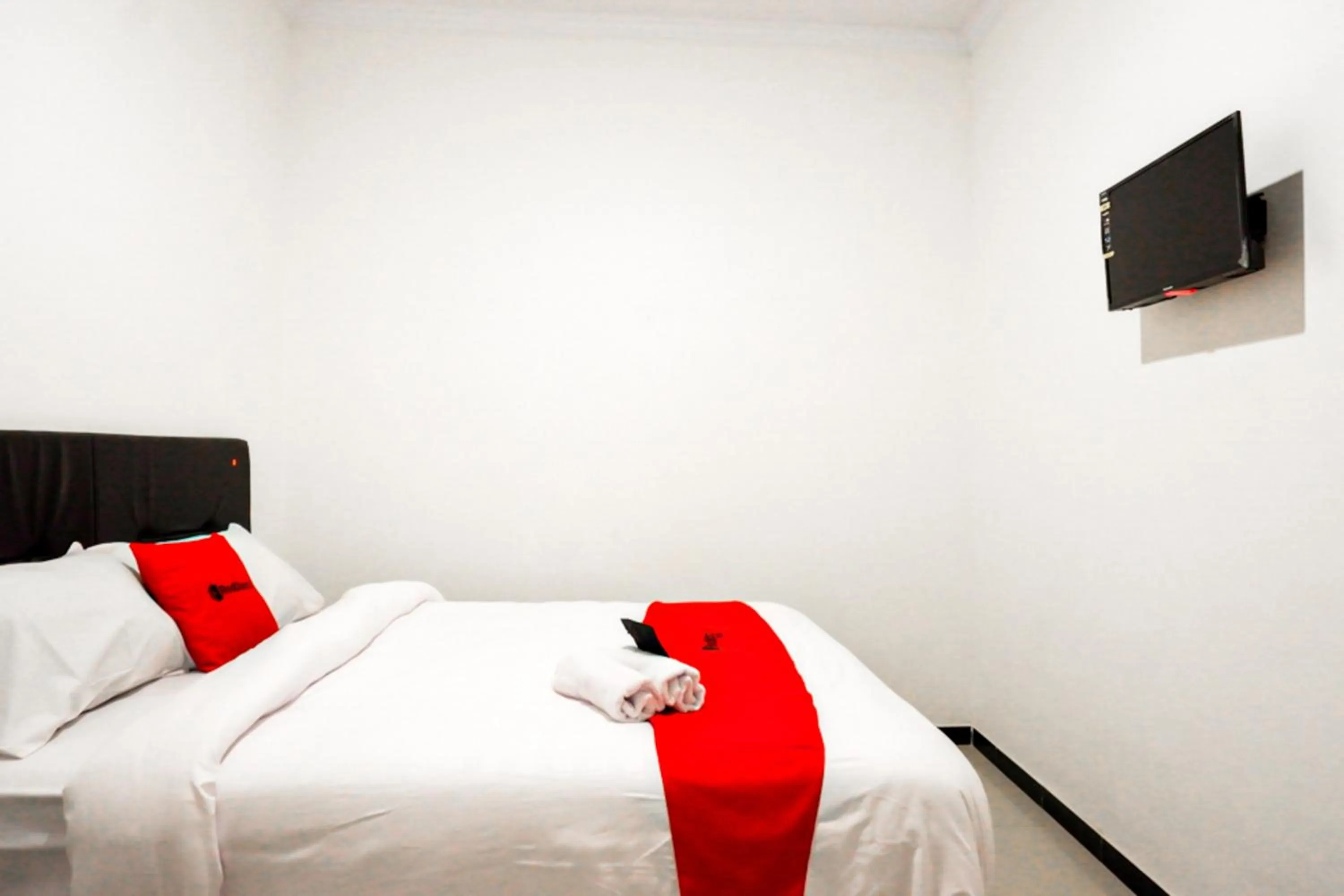 Bedroom, Bed in RedDoorz @ Jalan Wonosari KM.9