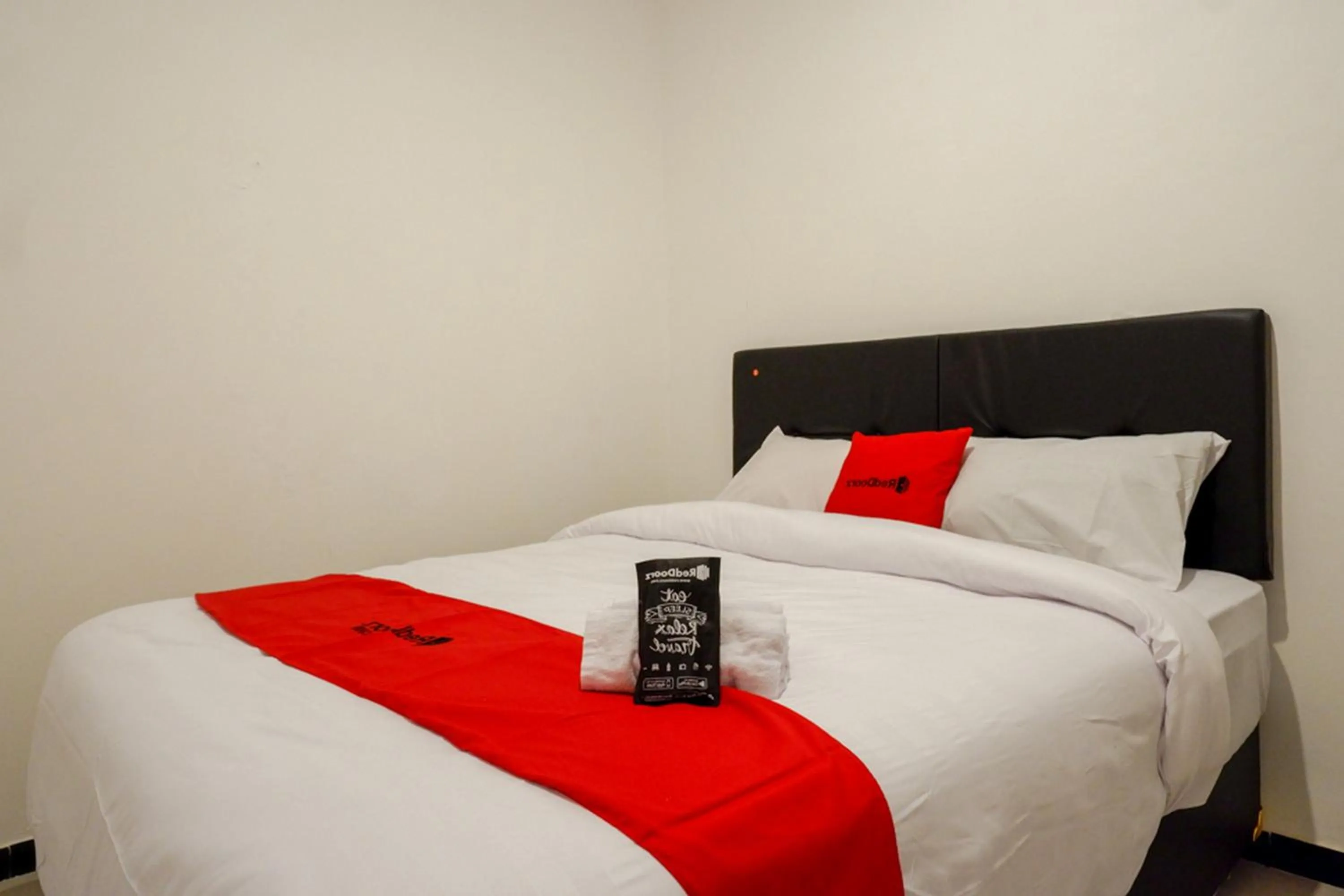 Bedroom, Bed in RedDoorz @ Jalan Wonosari KM.9