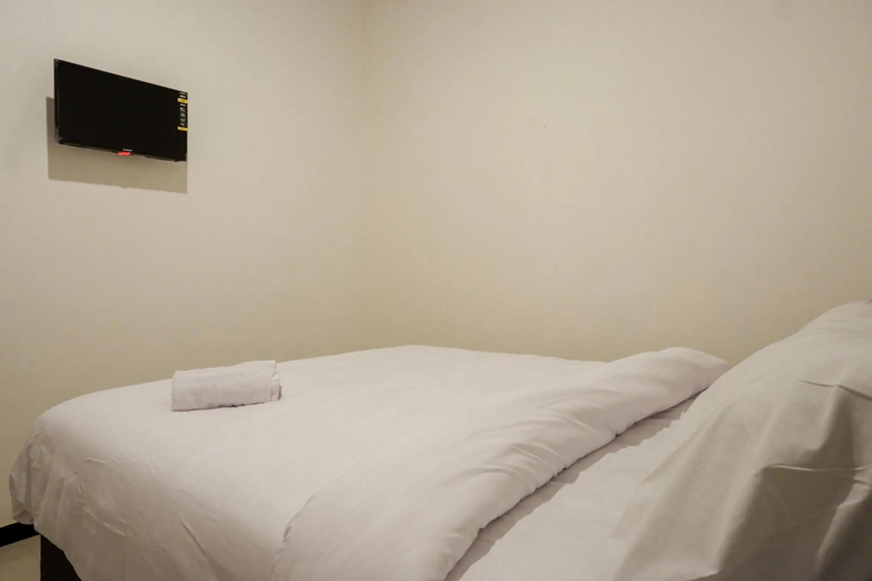 Bedroom, Bed in RedDoorz @ Jalan Wonosari KM.9