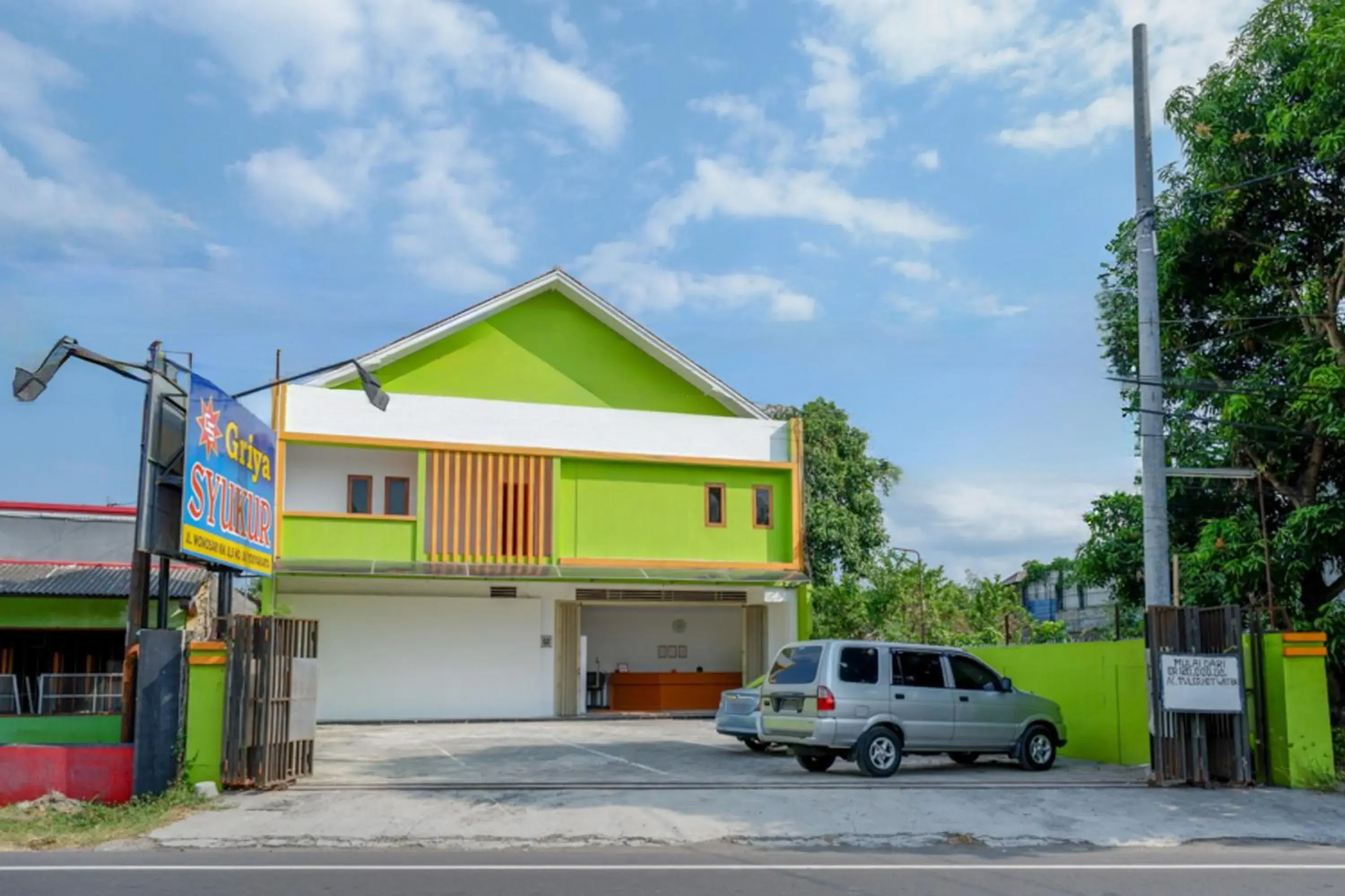 Facade/entrance in RedDoorz @ Jalan Wonosari KM.9 Facade/entrance in RedDoorz @ Jalan Wonosari KM.9