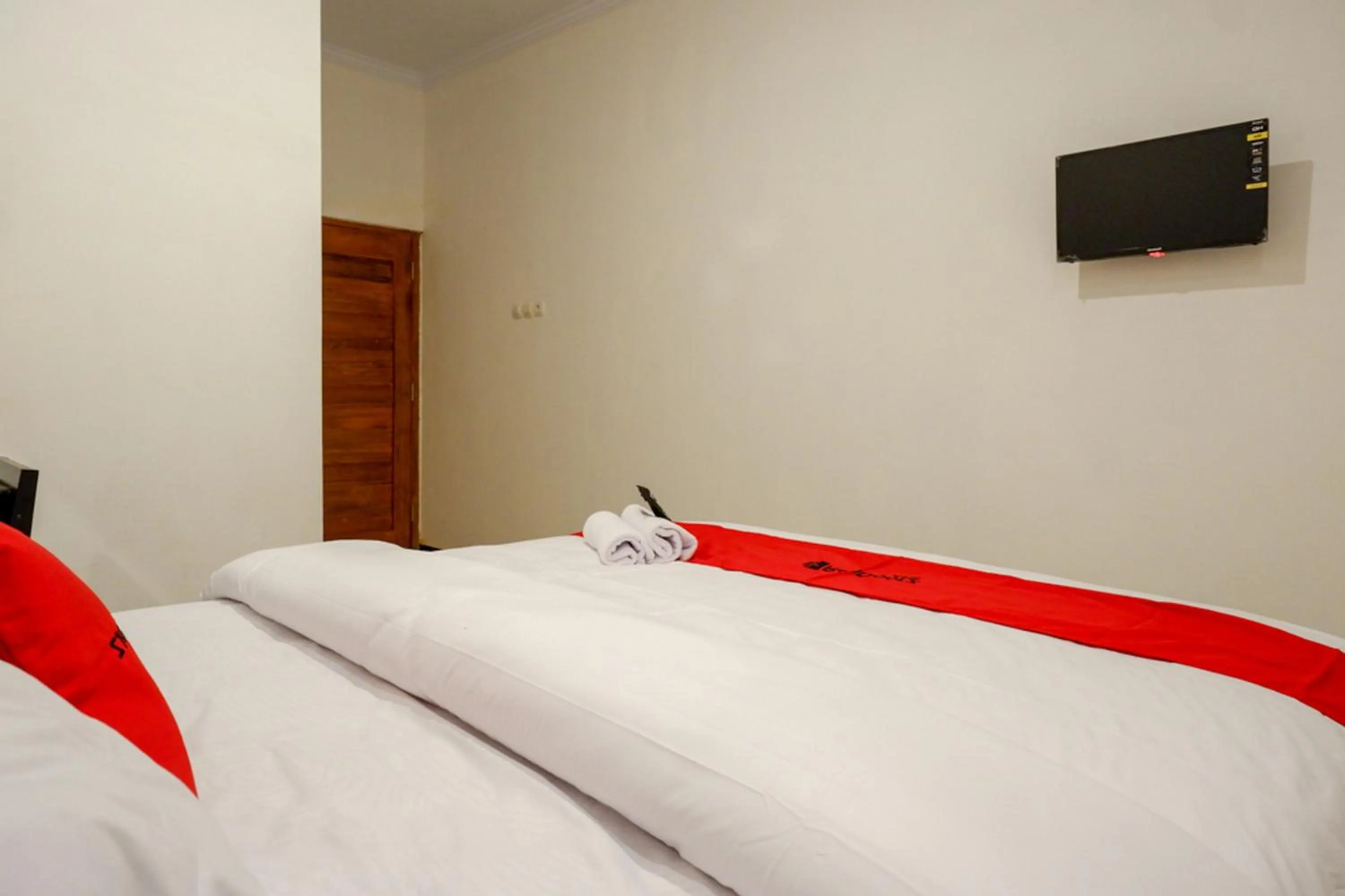 Bedroom, Bed in RedDoorz @ Jalan Wonosari KM.9