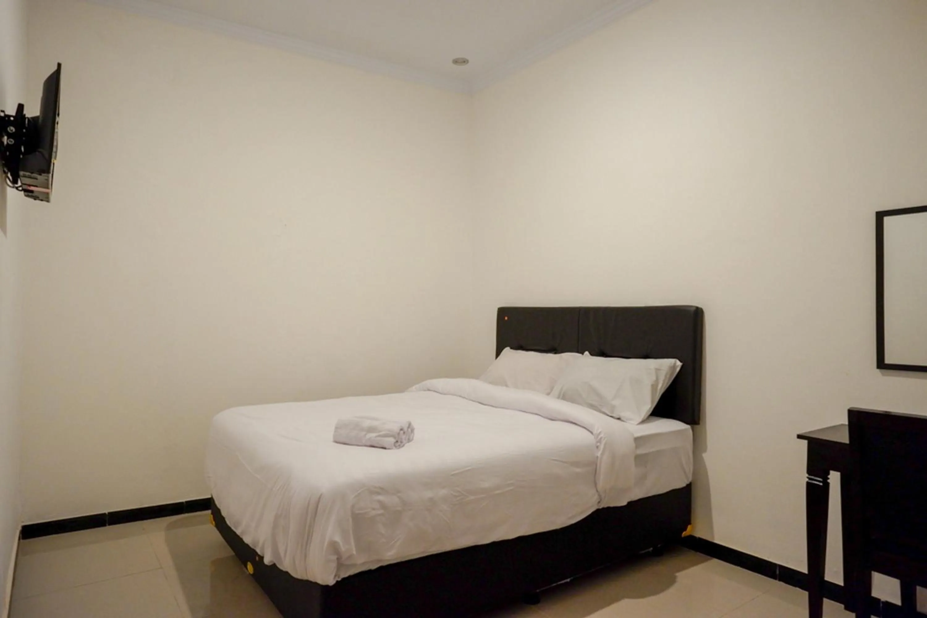 Bedroom, Bed in RedDoorz @ Jalan Wonosari KM.9